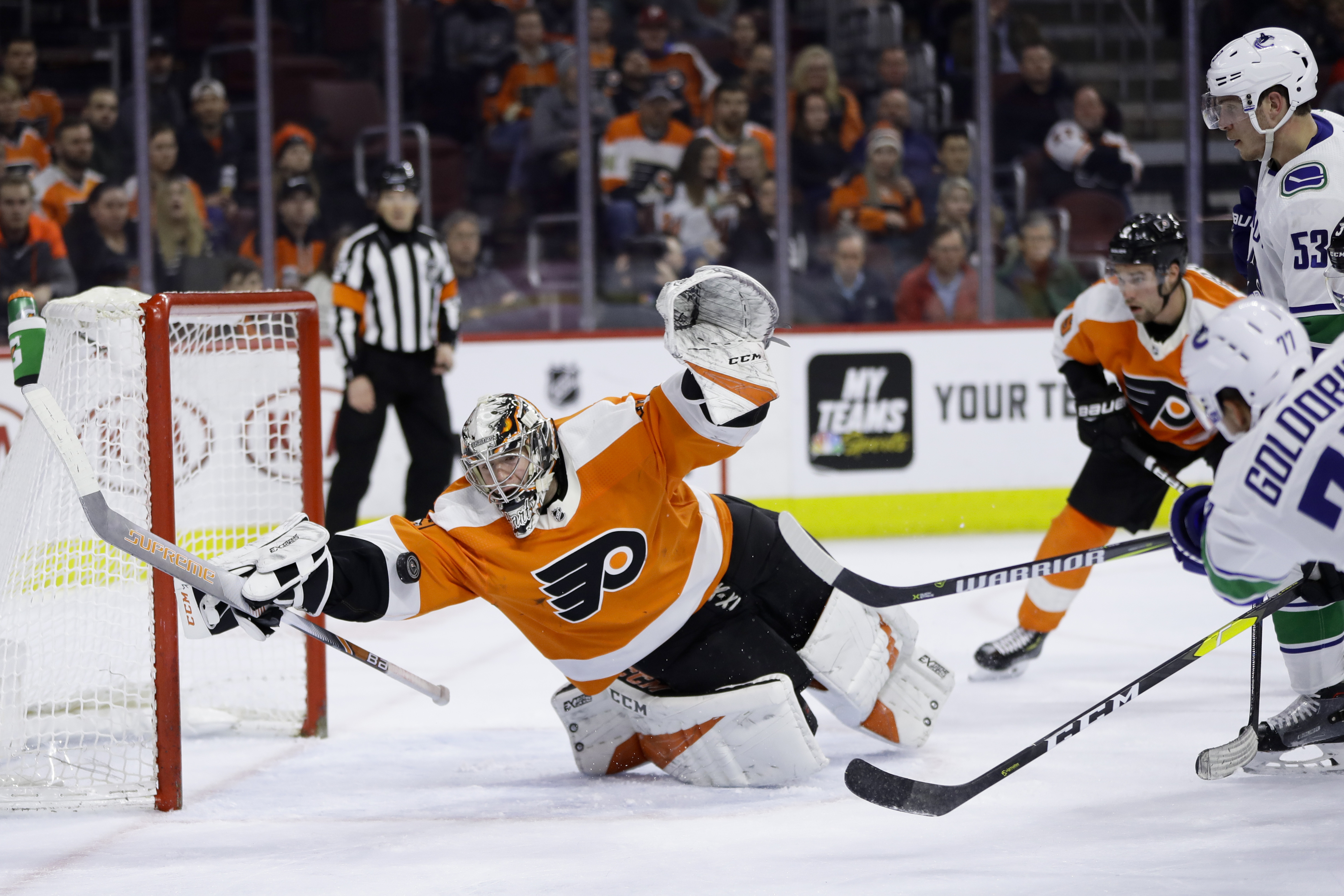 Flyers beat Canucks 2-1, notch 8th straight victory