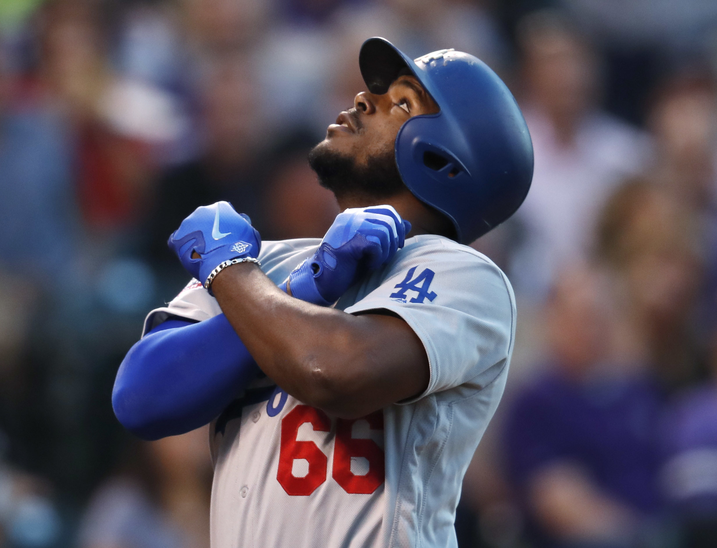 Kershaw efficient, Dodgers pull closer to 1st-place Rockies