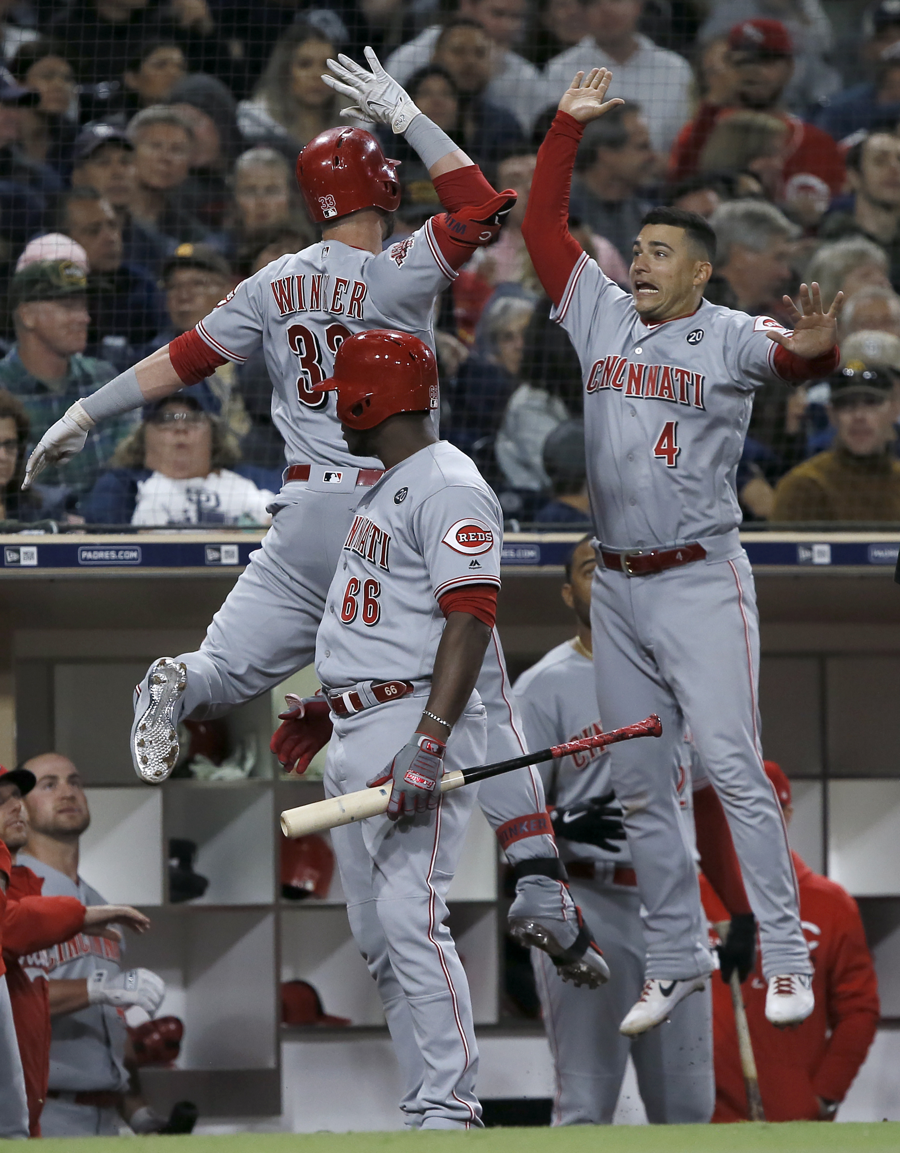 Reds beat Padres 4-2, extend winning streak to 3 games