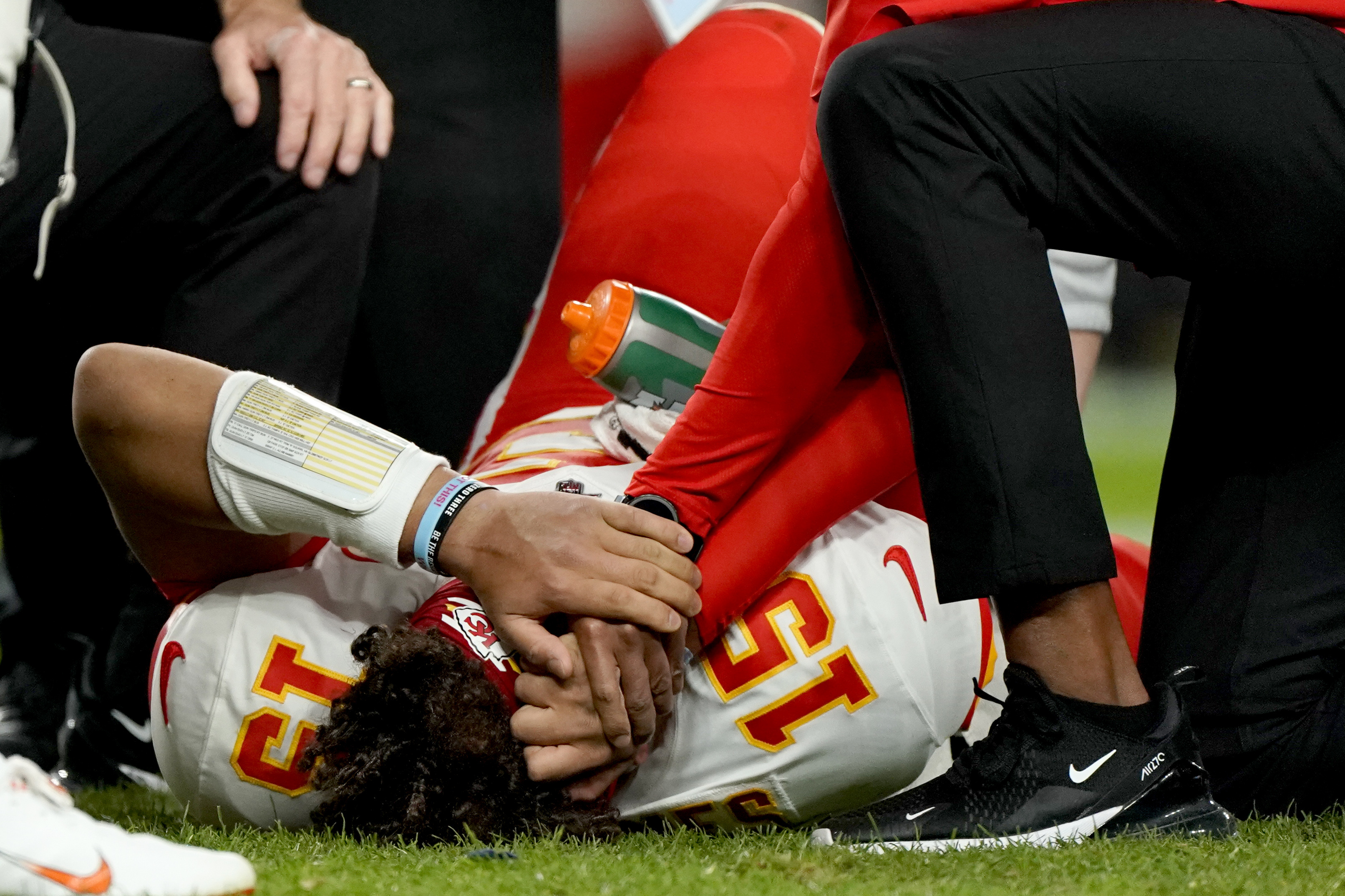 AP Source: Chiefs QB Mahomes expected to miss 4-6 weeks