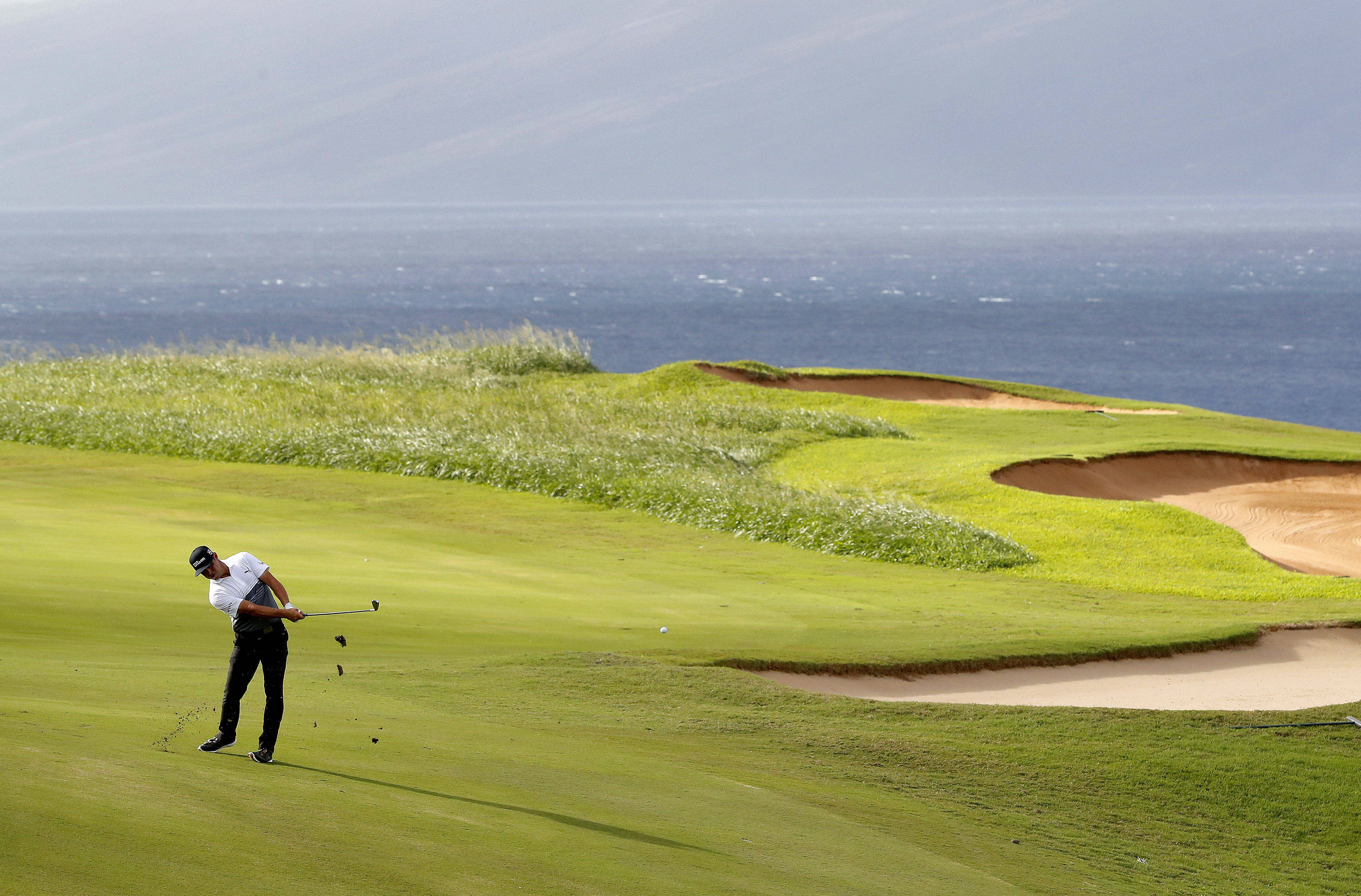 Gary Woodland birdies his way into lead at Kapalua