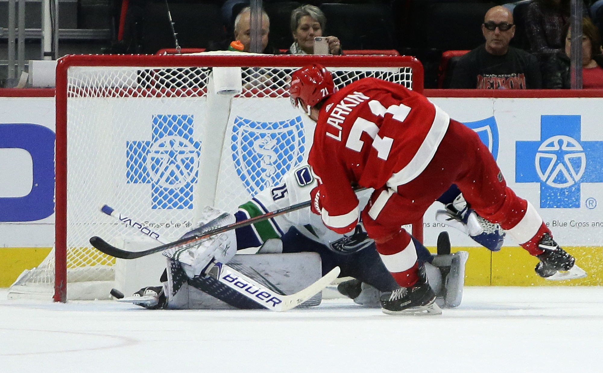 Larkin’s shootout goal gives Red Wings 3-2 win over Canucks