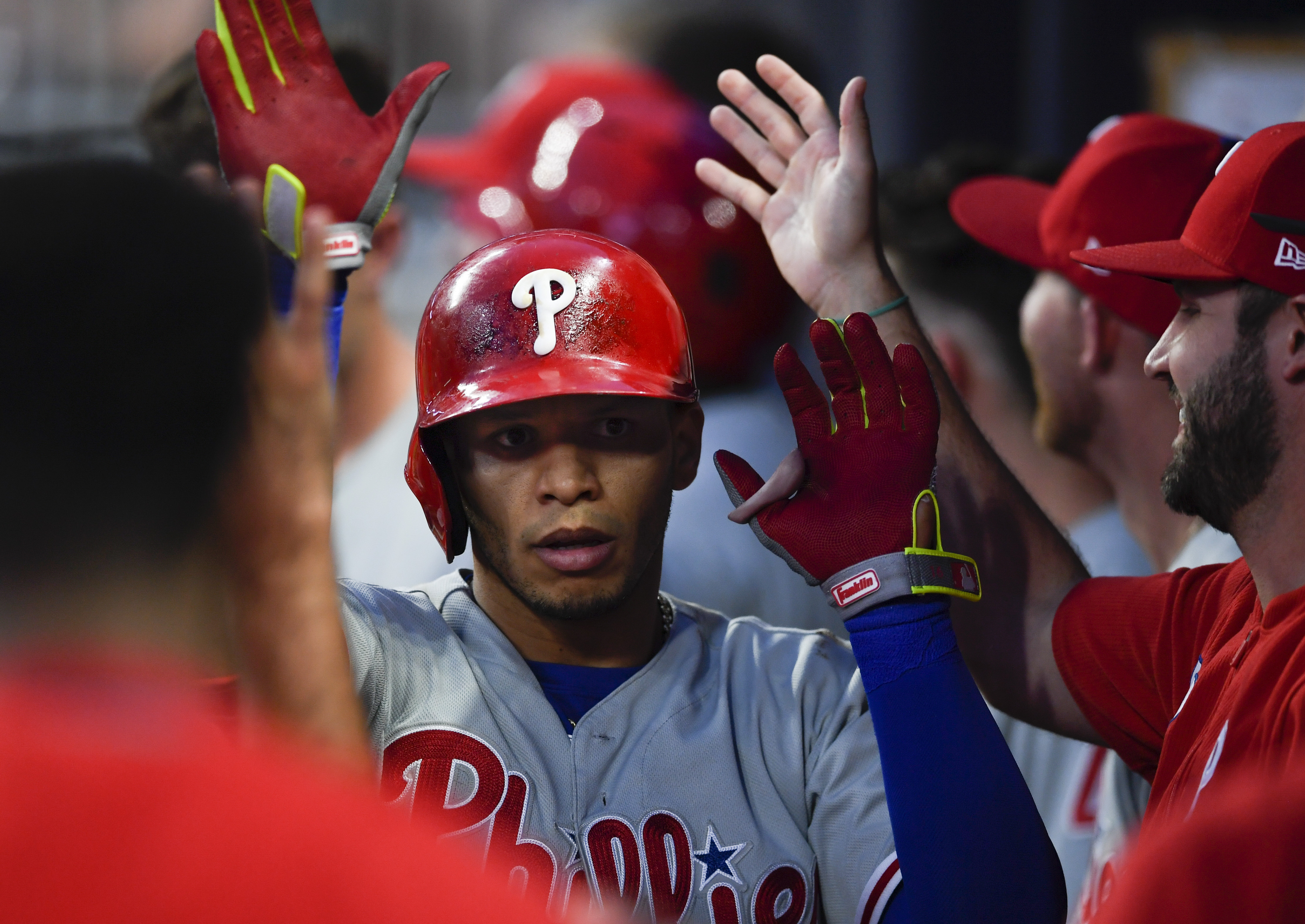 Hernández delivers 2-run single, Phillies rally in 9th