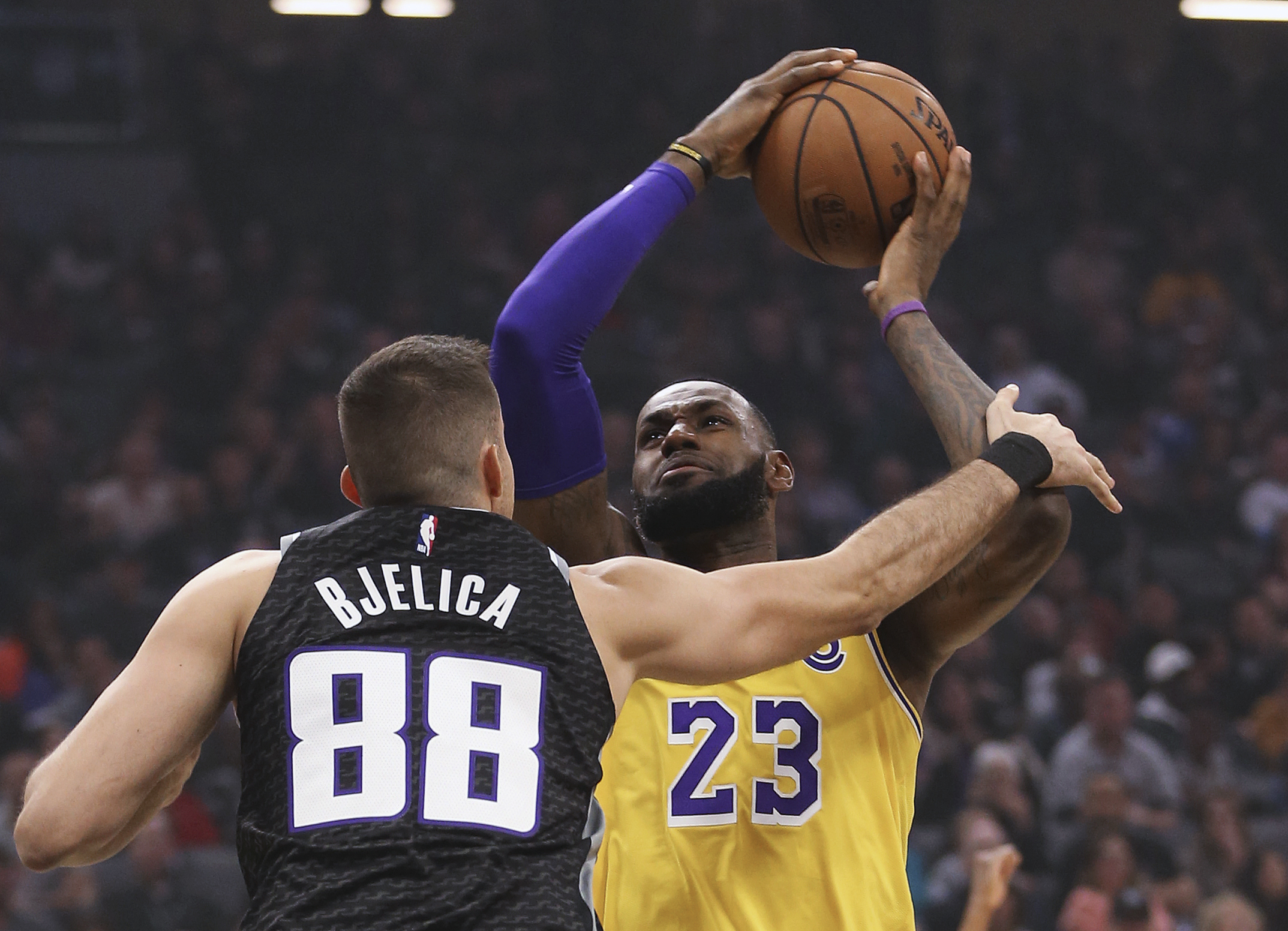 James scores 25 as Lakers top Kings 101-86