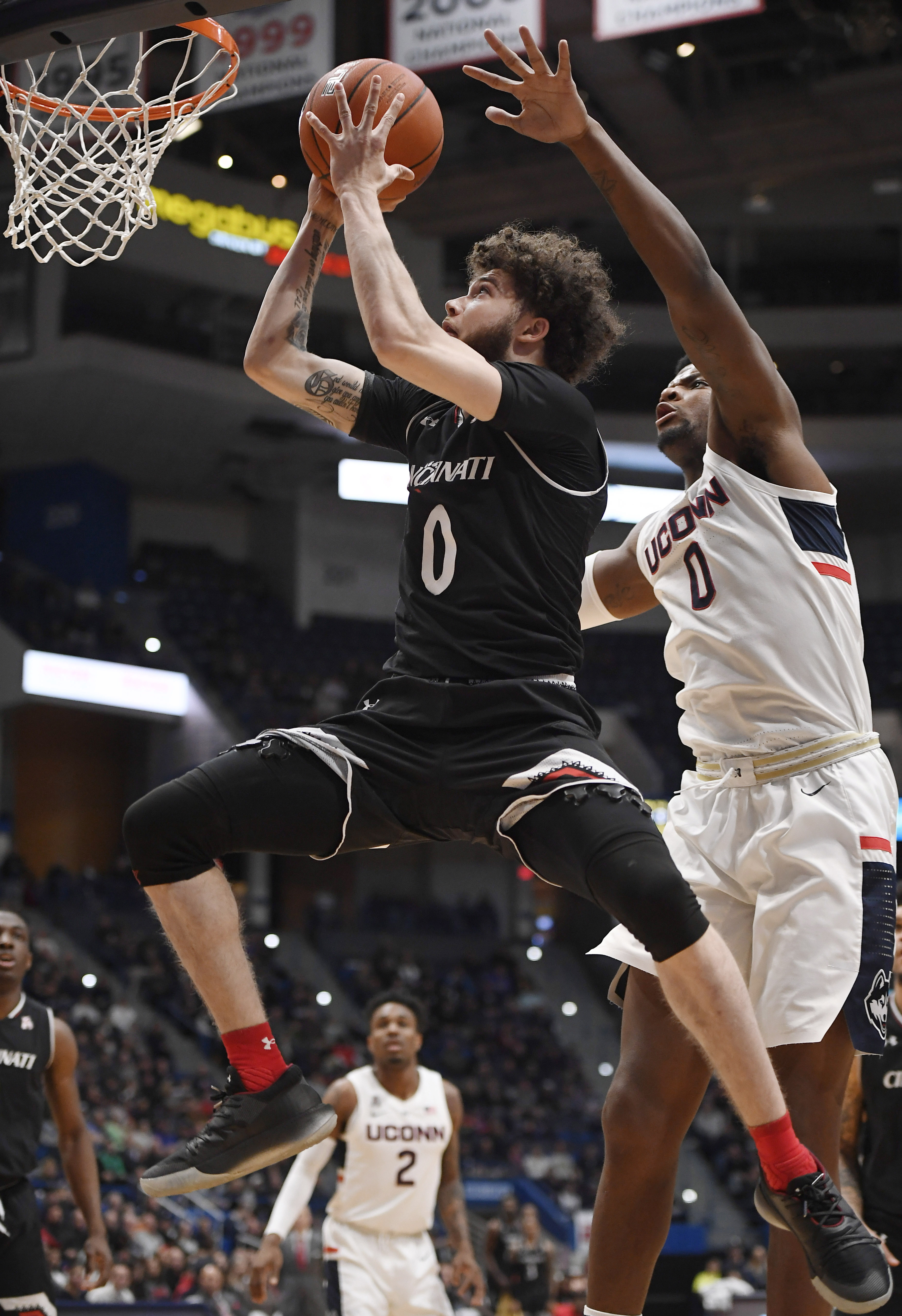 Cincinnati holds off UConn 64-60 to keep pace in AAC race