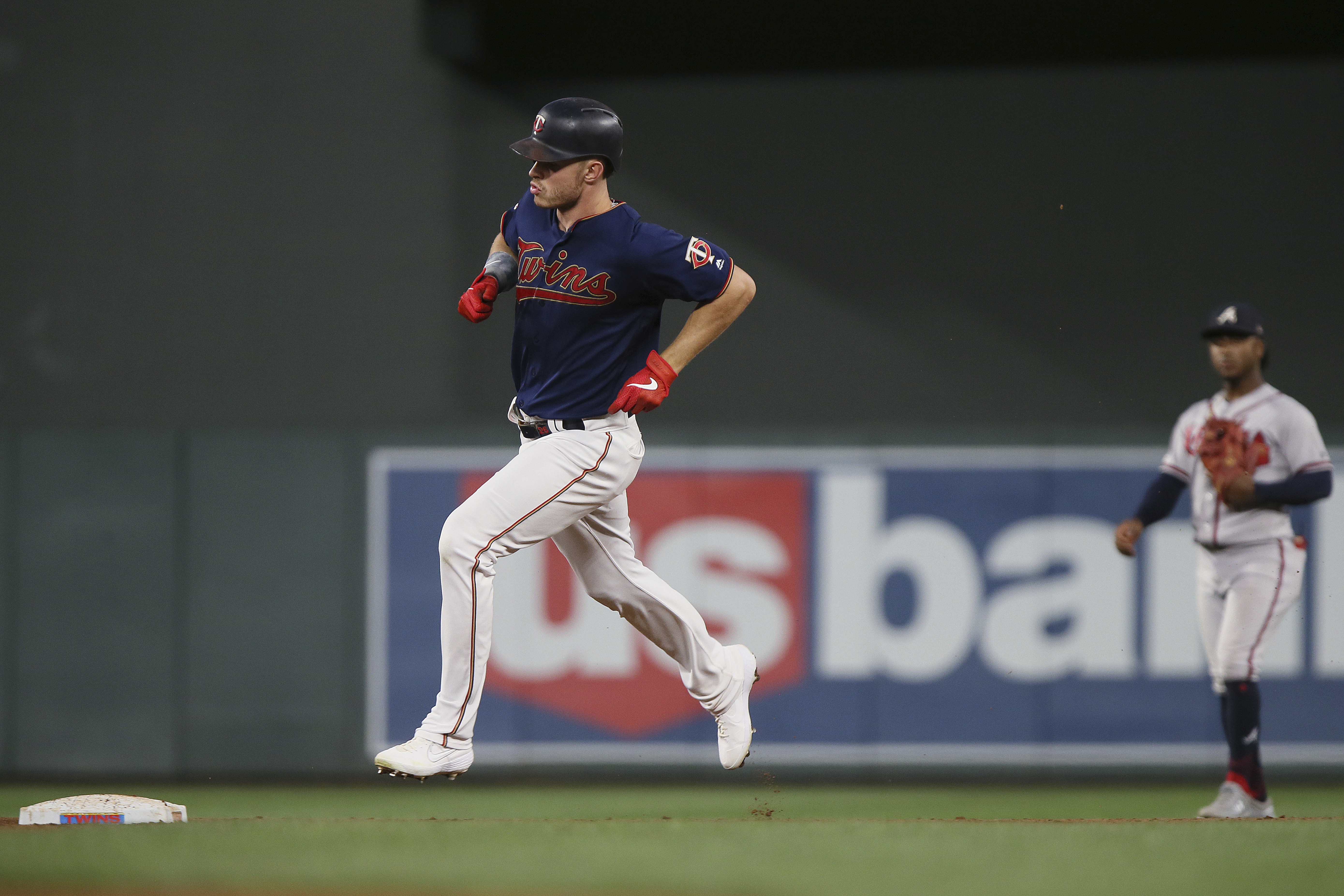 Sanó's pinch-hit HR in 9th gives Twins 5-3 win over Braves