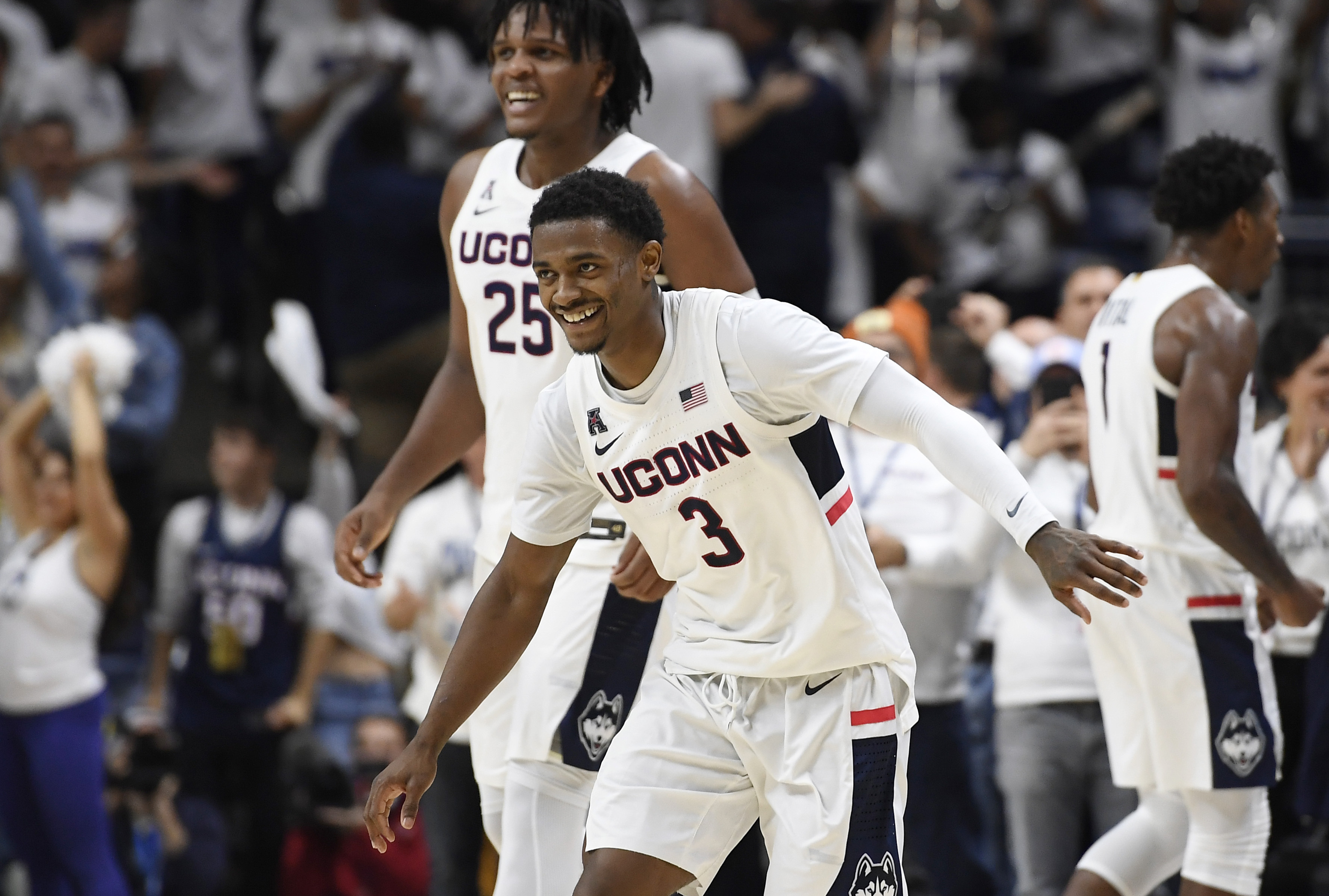 No. 15 Florida falls to UConn 62-59 on the road