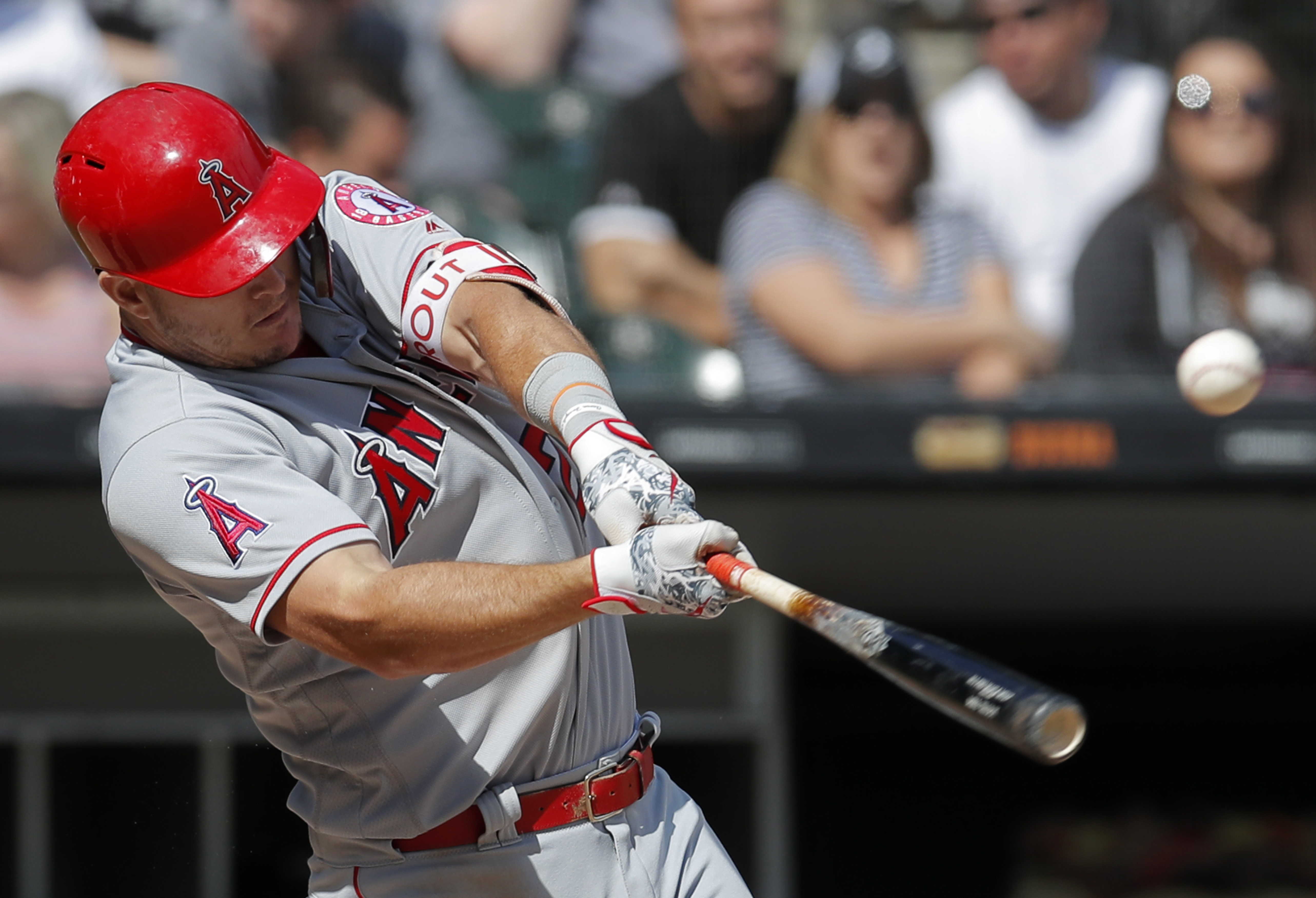 Heaney tosses 7 shutout innings, Angels top White Sox 1-0