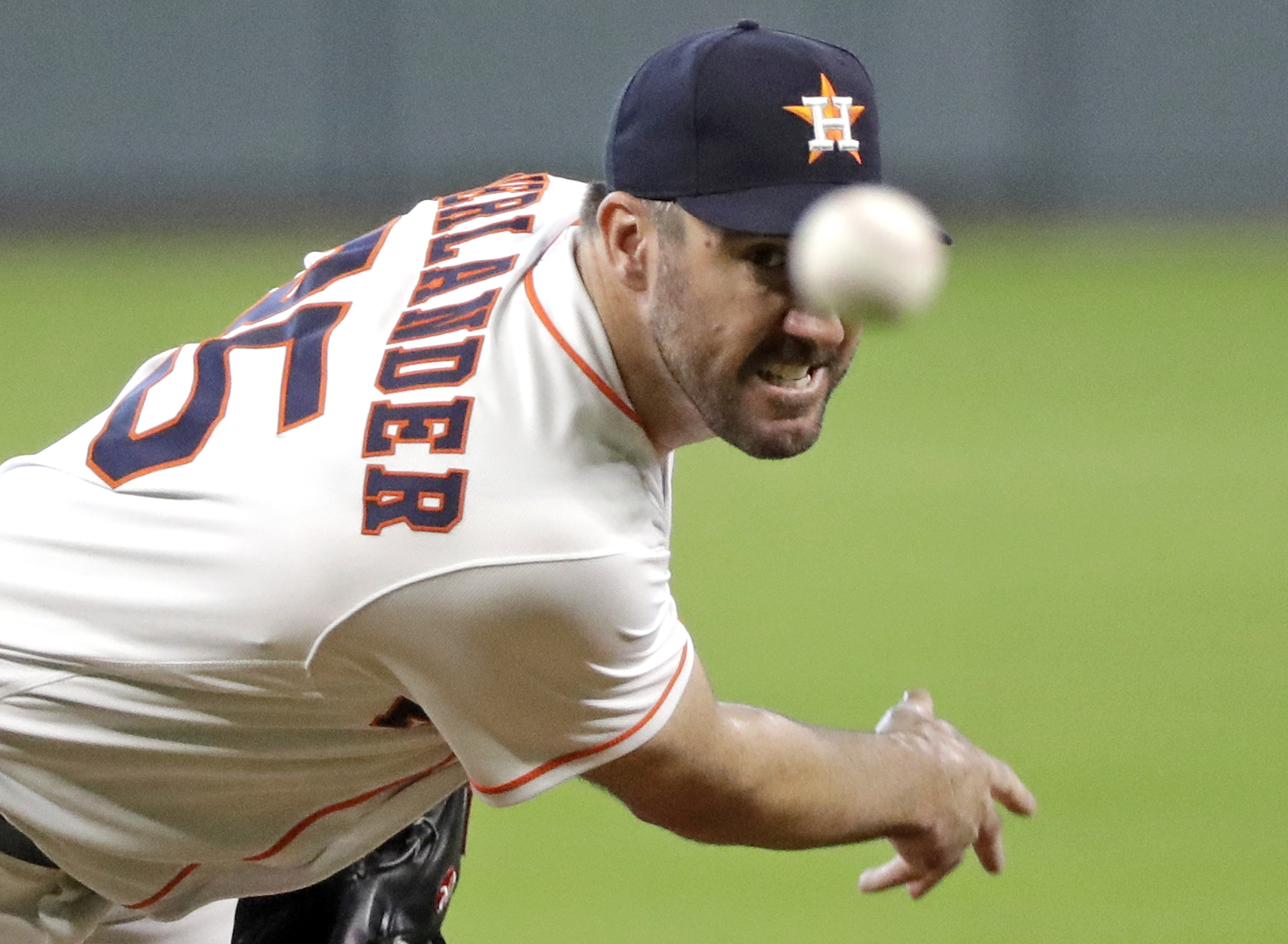 Verlander, Astros beat Diamondbacks 5-4, extend AL West lead