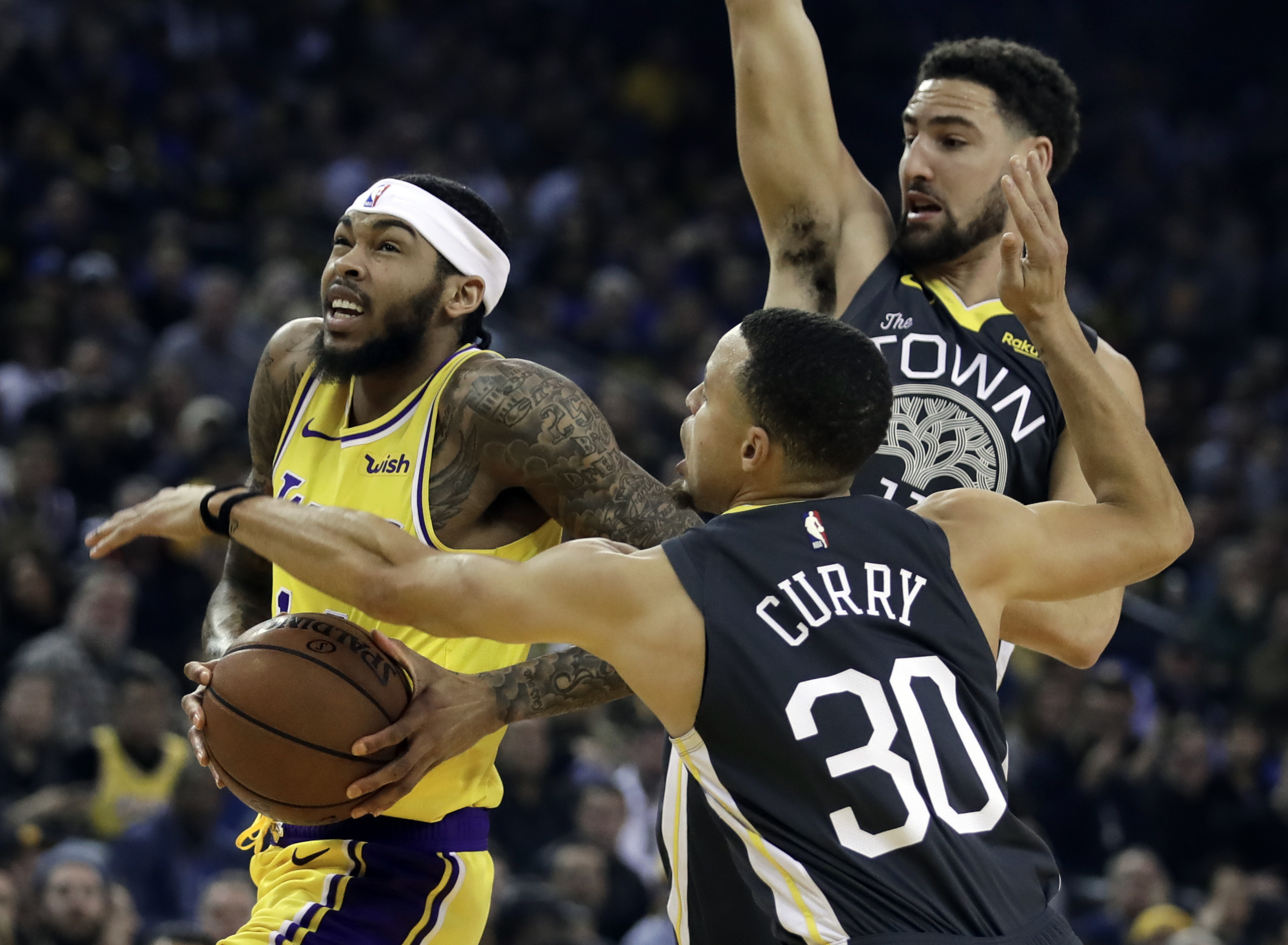 Thompson returns from illness to lead Warriors past Lakers