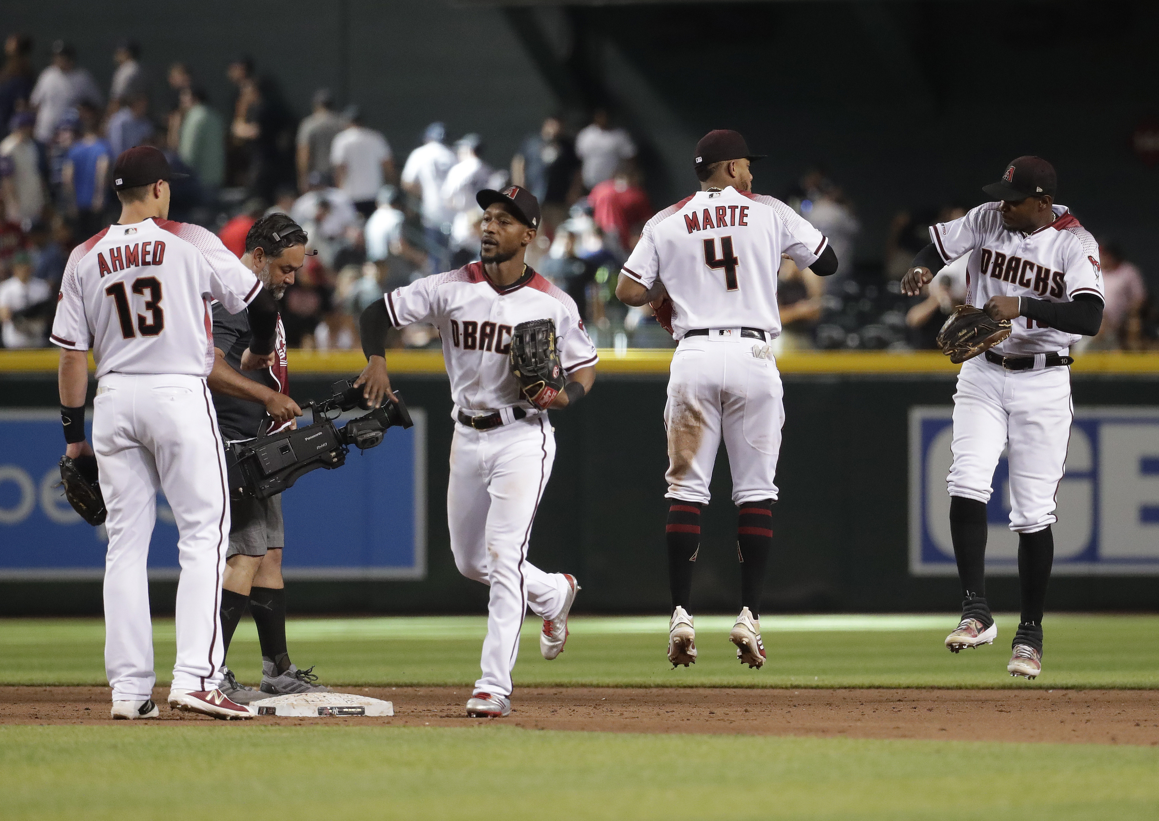 Marte, Kelly lead D-backs over Yankees 3-2 for 2-game sweep