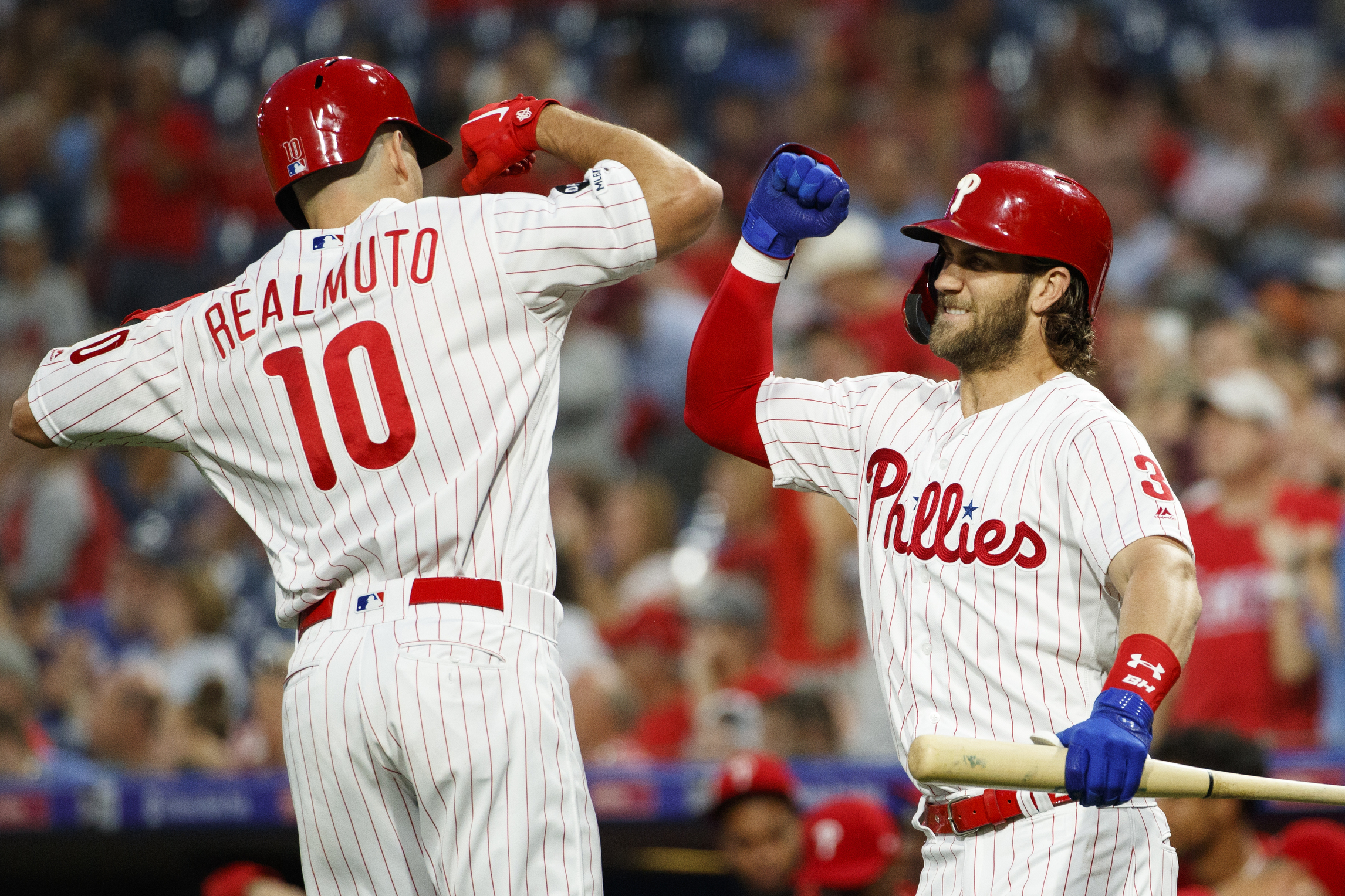 Dickerson homers twice, leads Phils to 6-5 win over Braves