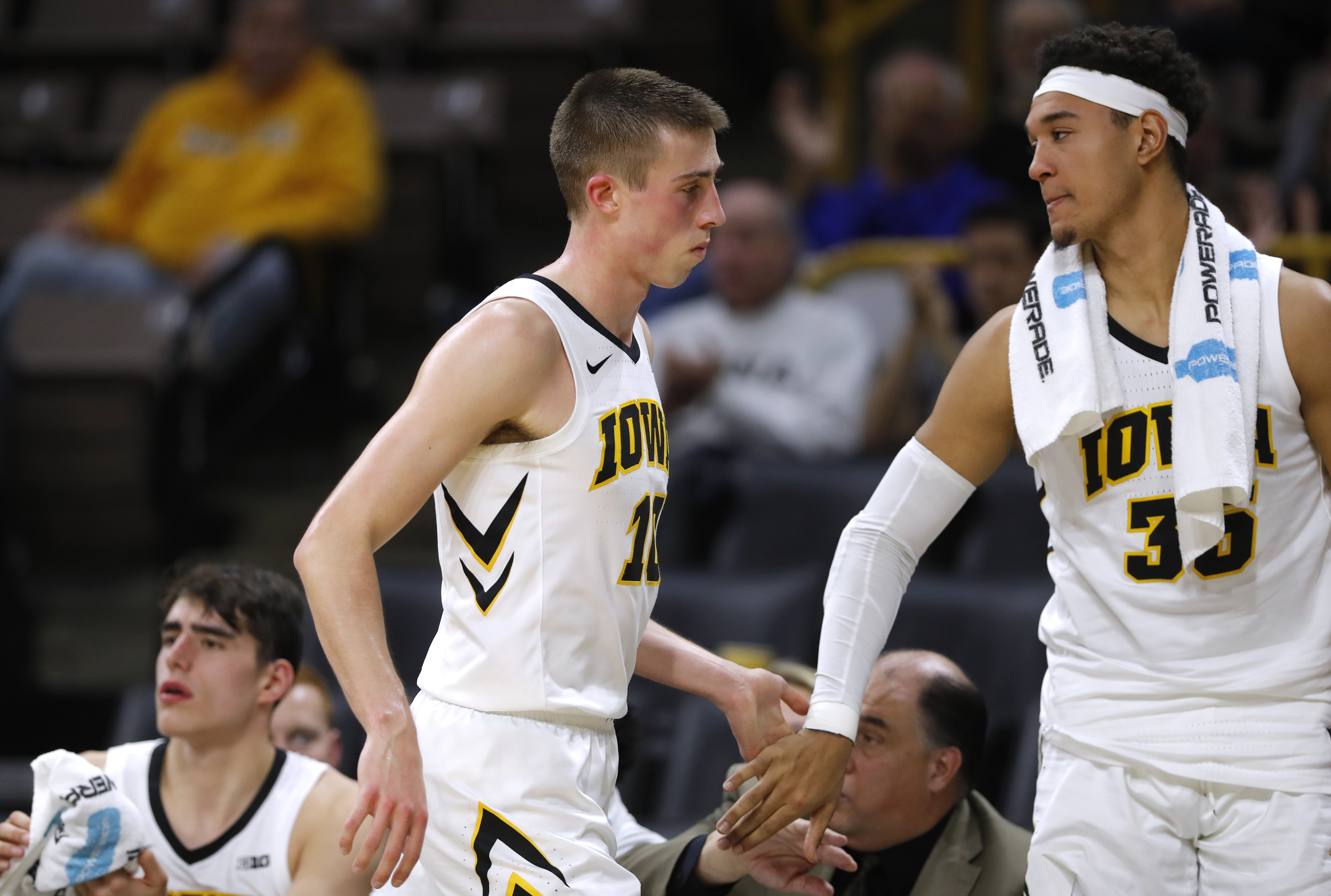 Wieskamp scores 15, Iowa beats UMKC 77-63