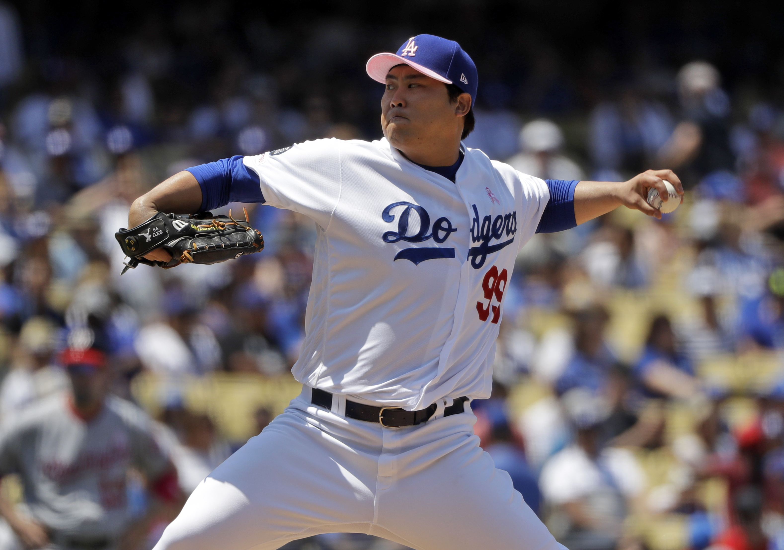 Ryu carries no-hitter into 8th, Dodgers blank Nationals 6-0