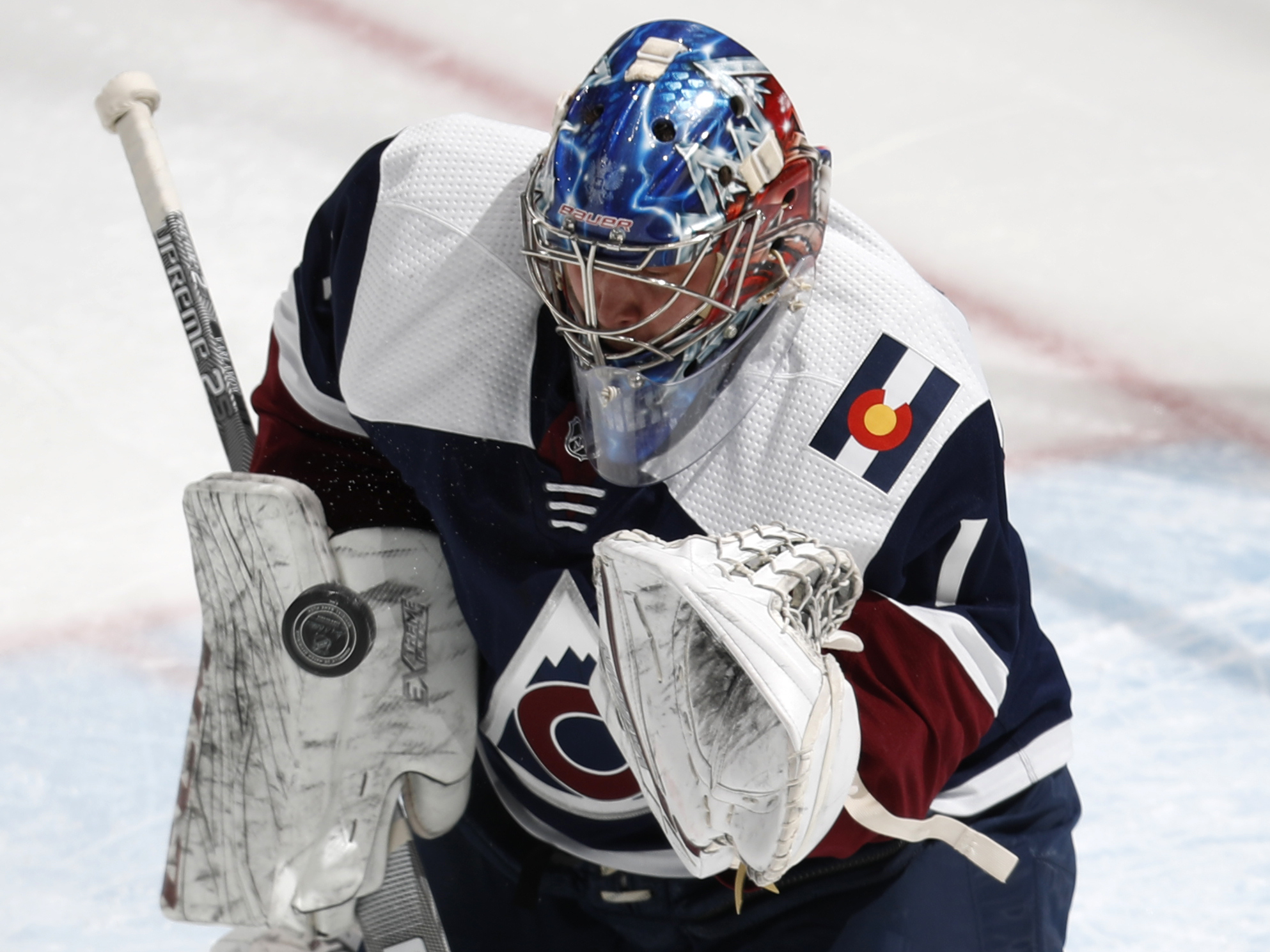 MacKinnon, Calvert score 11 seconds apart; Avs beat Jets 7-1