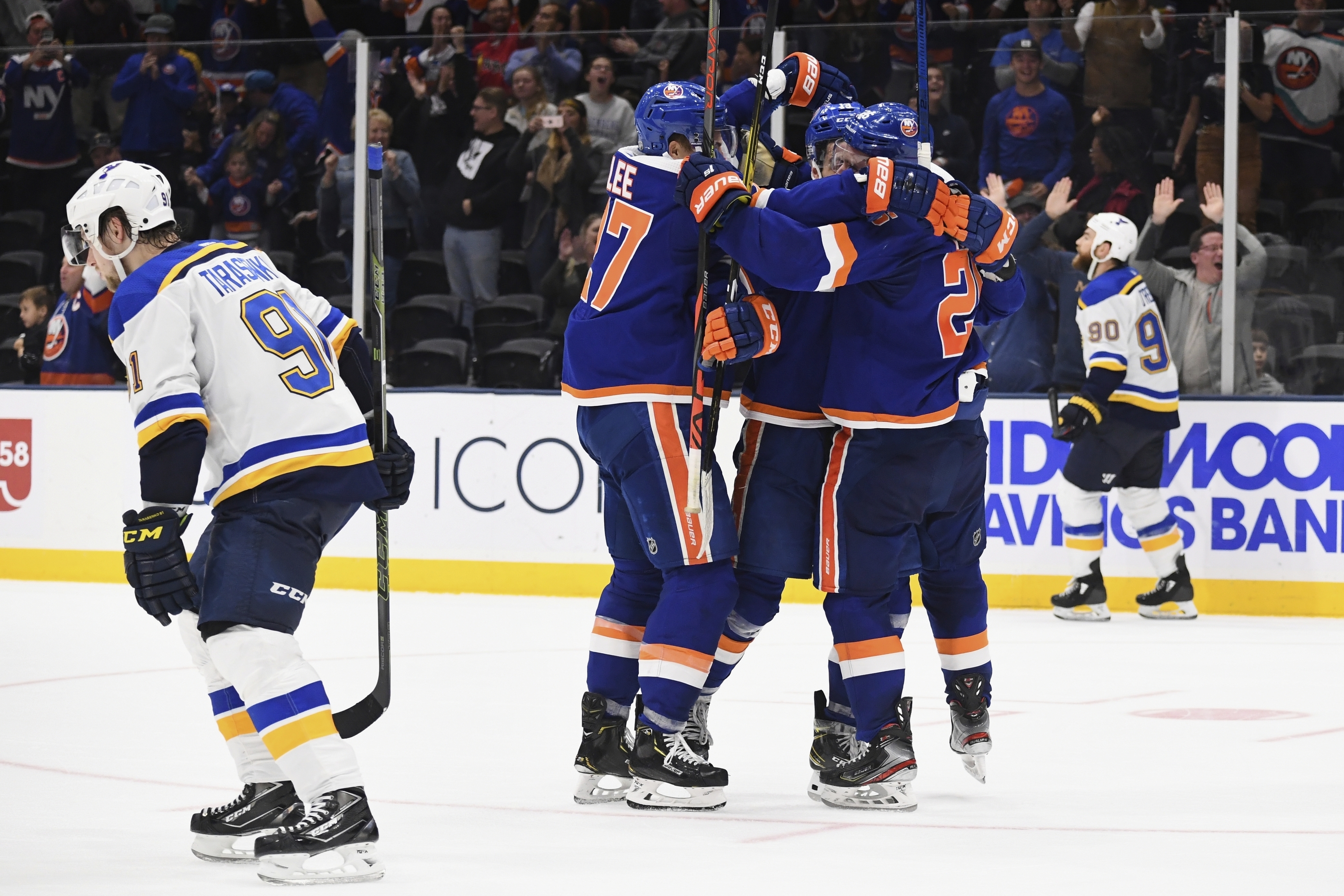 Isles rally past Blues in OT; Bruins' Pastrnak scores 4