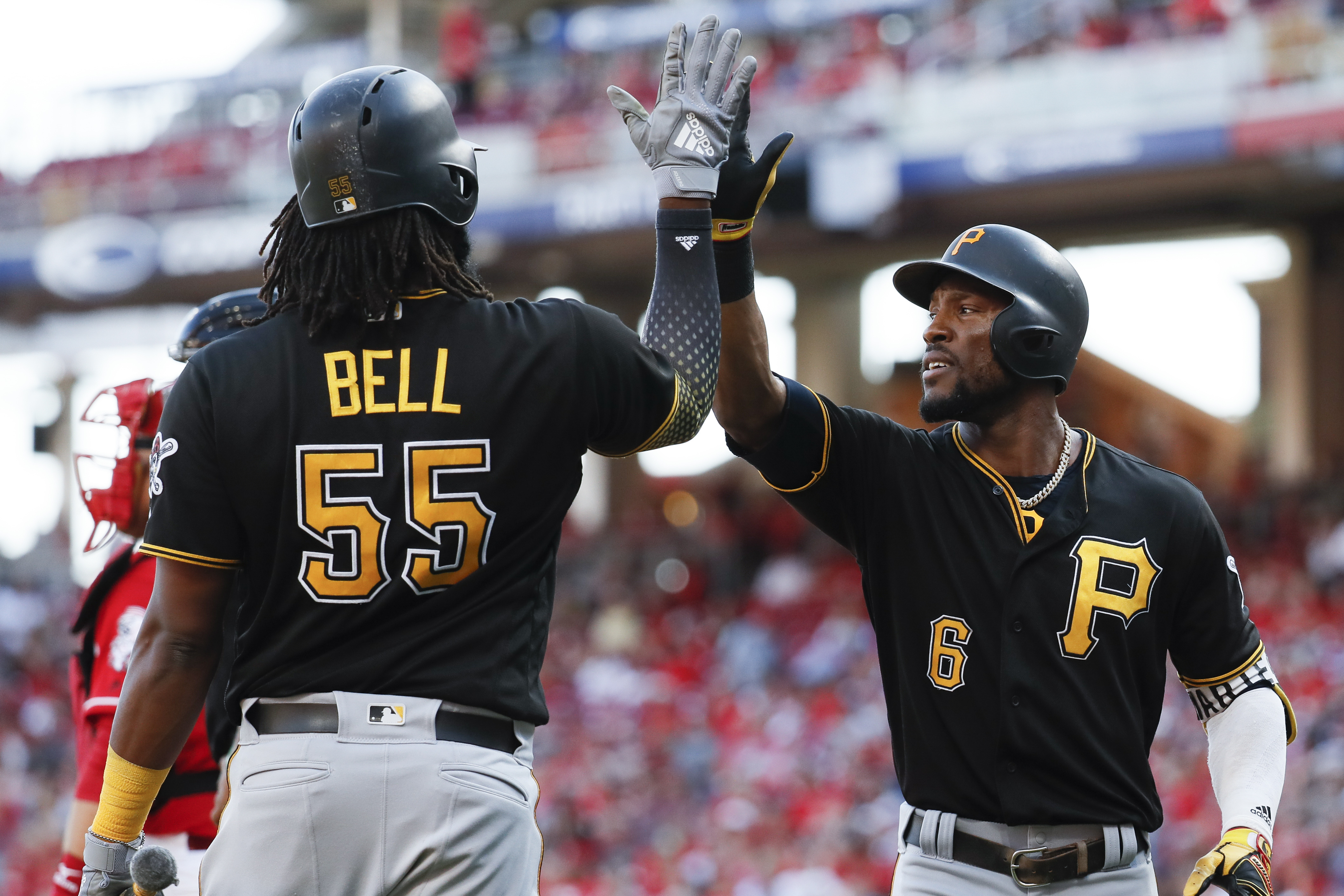 Stephens’ wild pitch in 10th sends Pirates over Reds 6-5