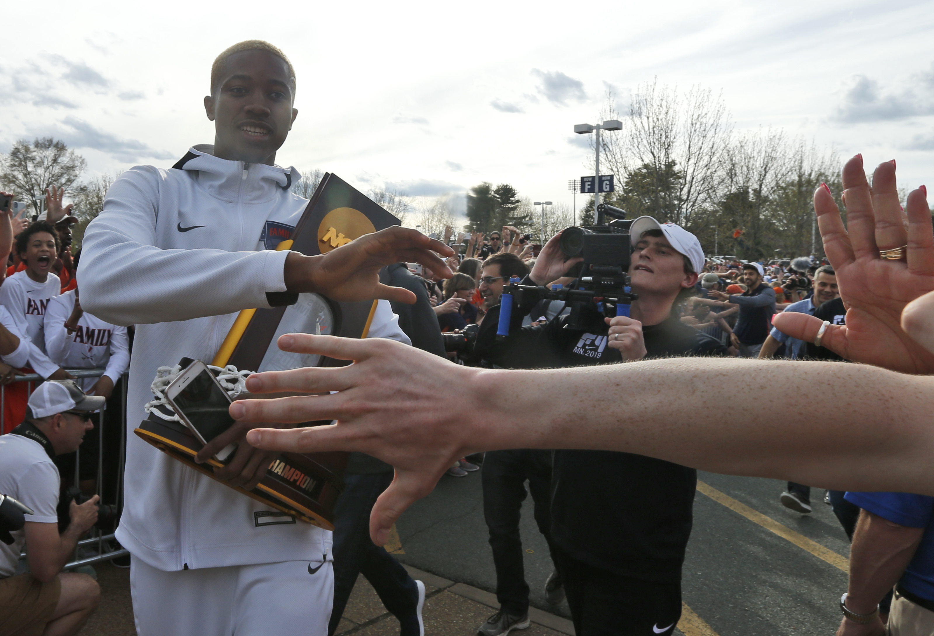 Huge crowd welcomes home national hoops champion Cavaliers
