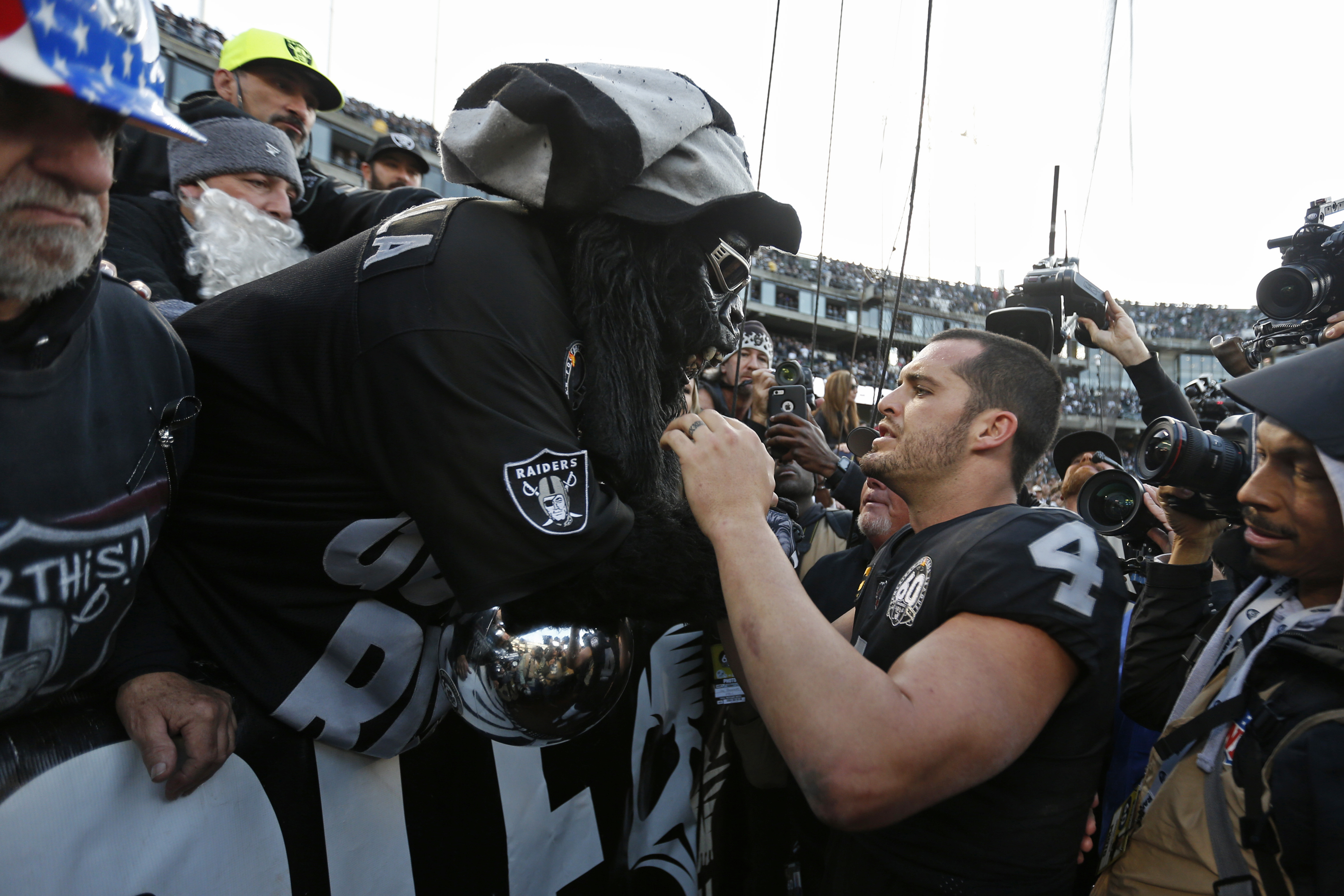 Raiders close out Oakland tenure with late-game collapse