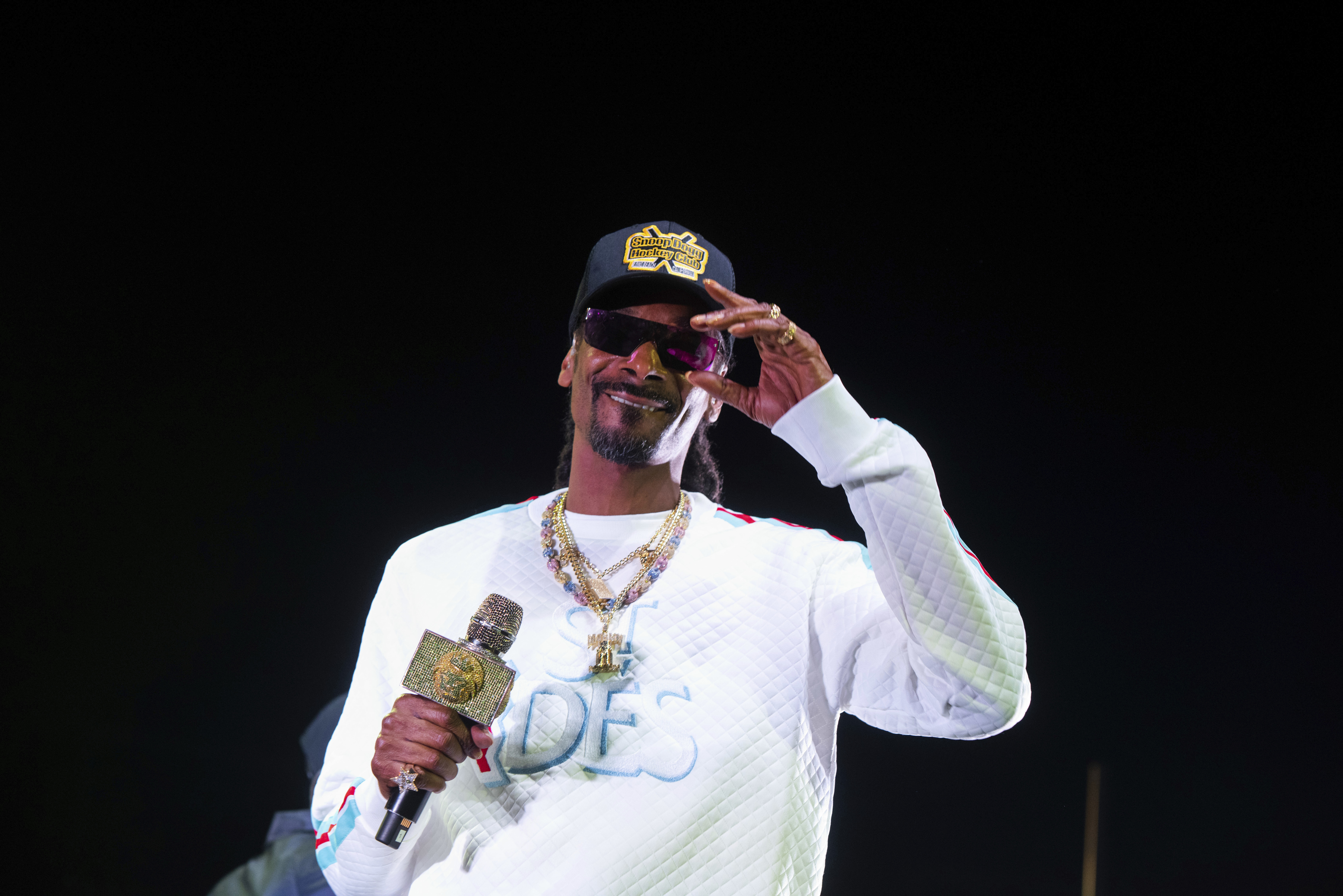 Kansas apologizes for risque Snoop Dogg show at hoops event