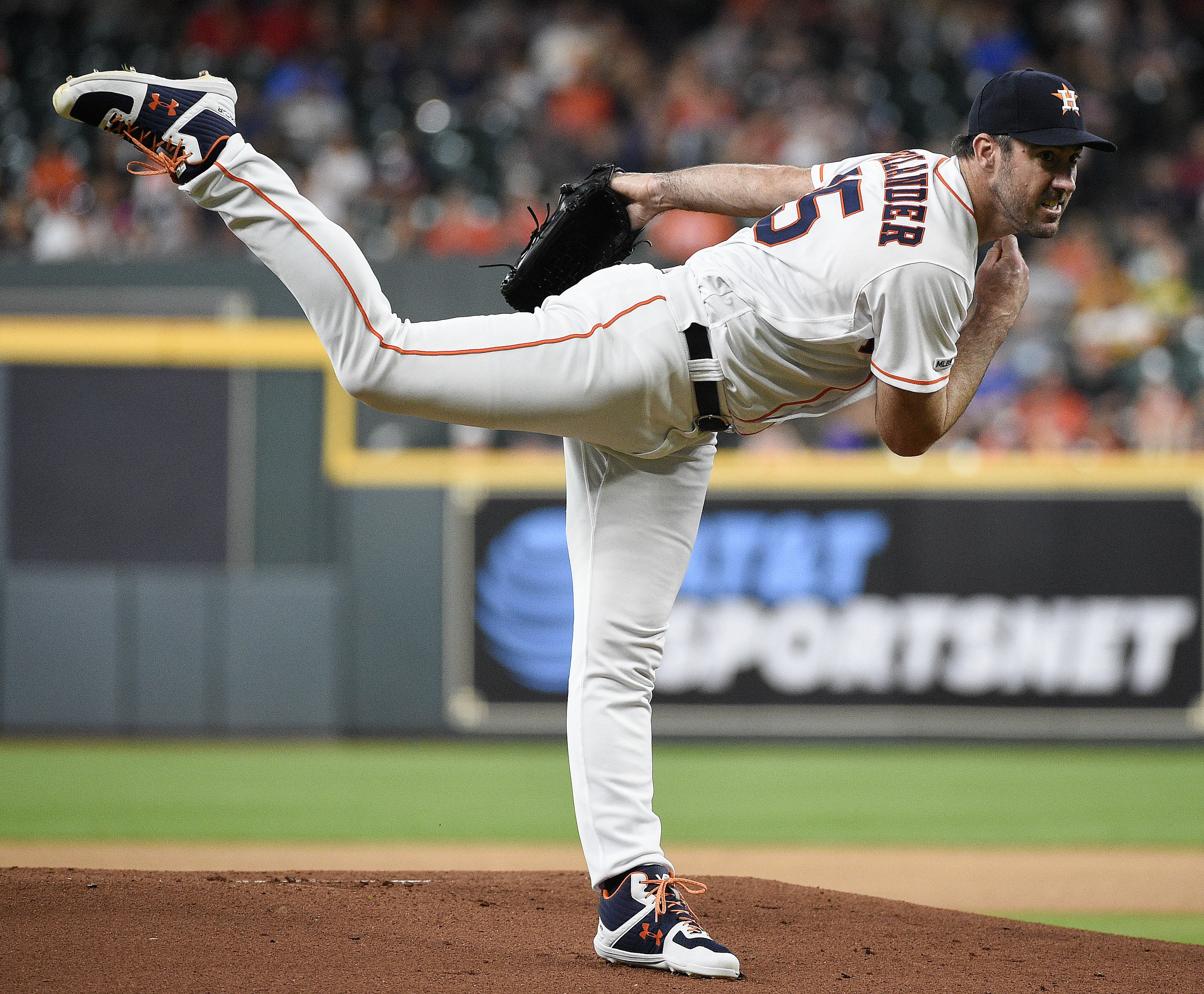 Houston’s Verlander pitching no-hitter through 6 innings