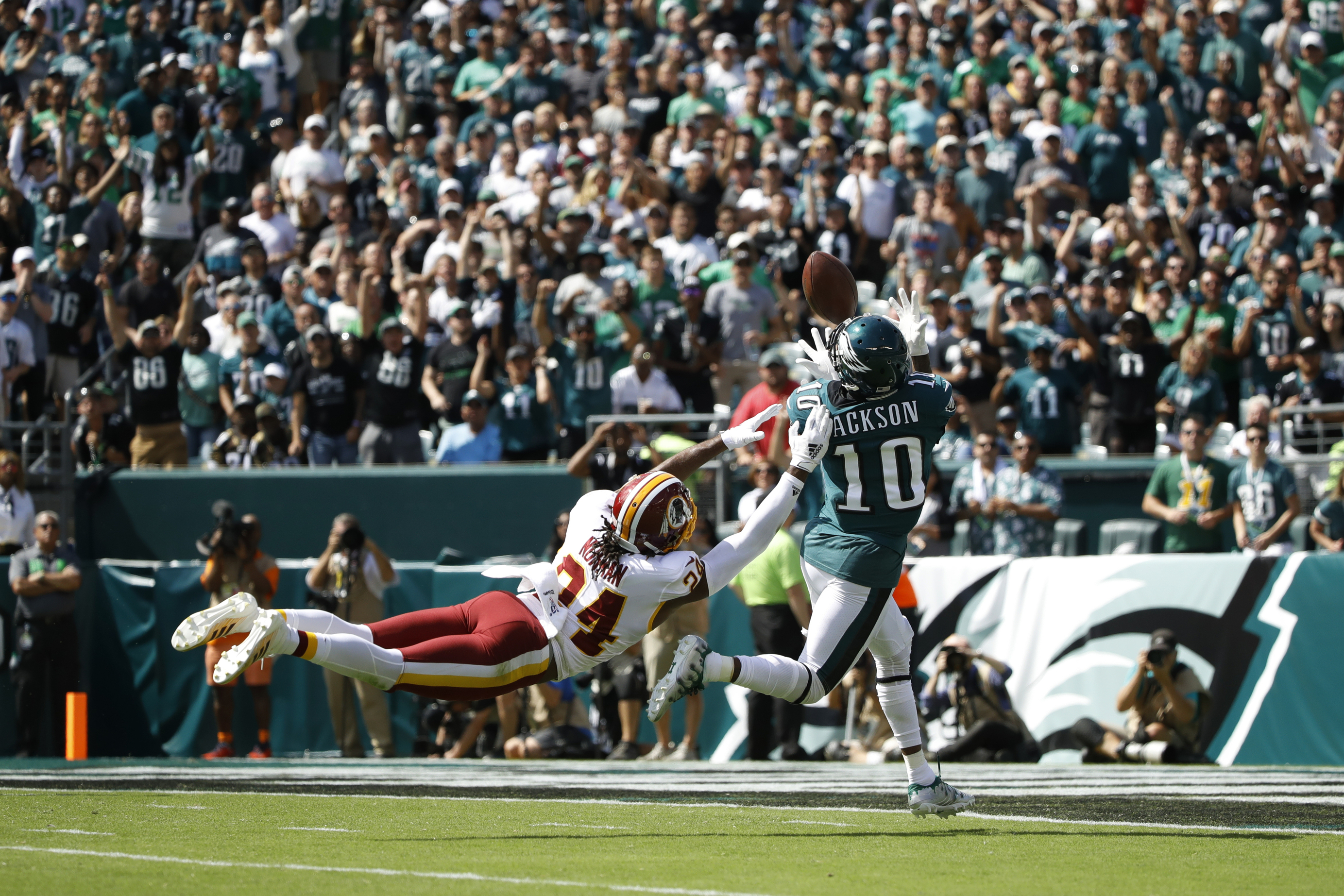 Jackson shines in Philly return, Eagles beat Redskins 32-27