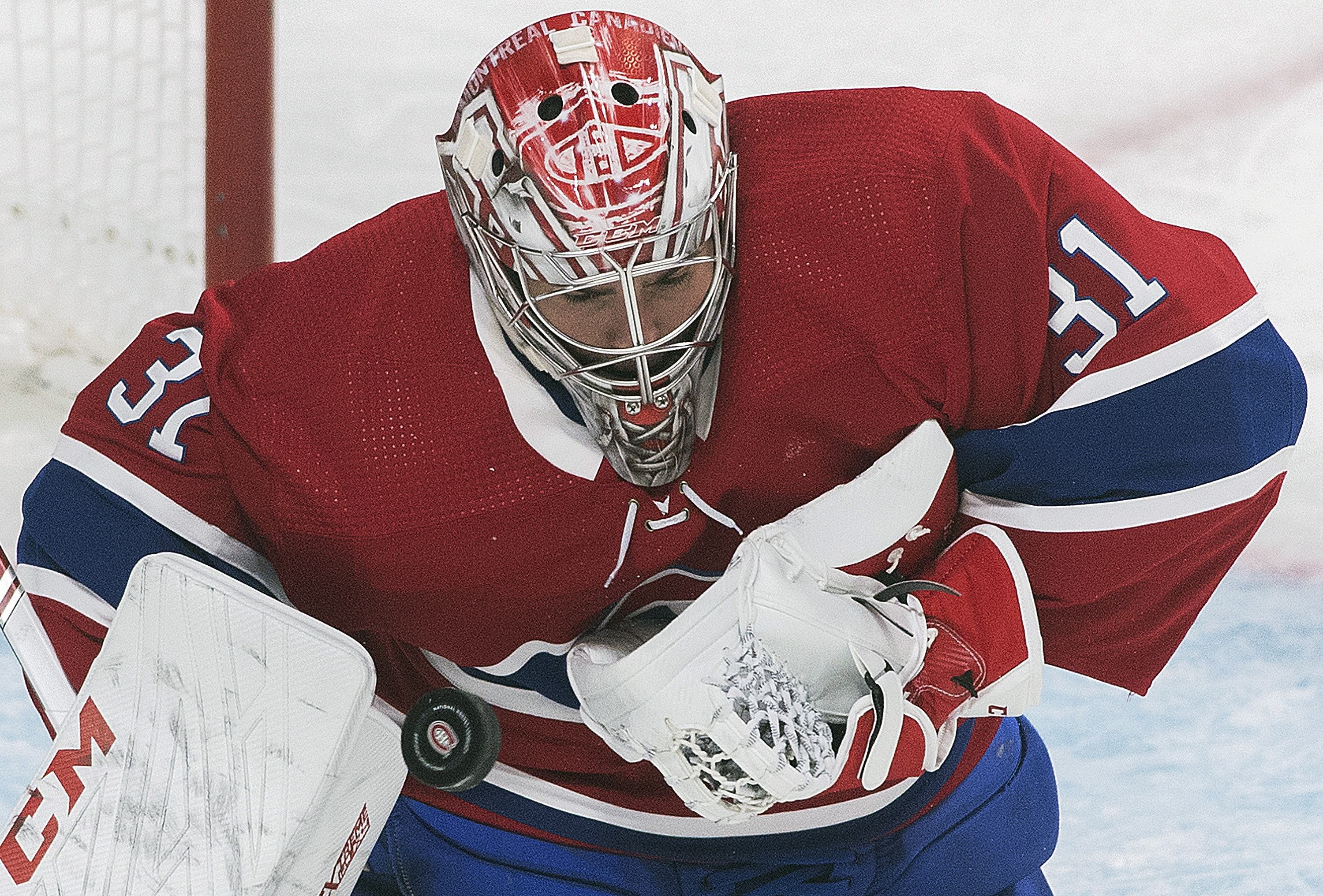 Bernier makes 42 saves, Red Wings beat Canadiens 2-1