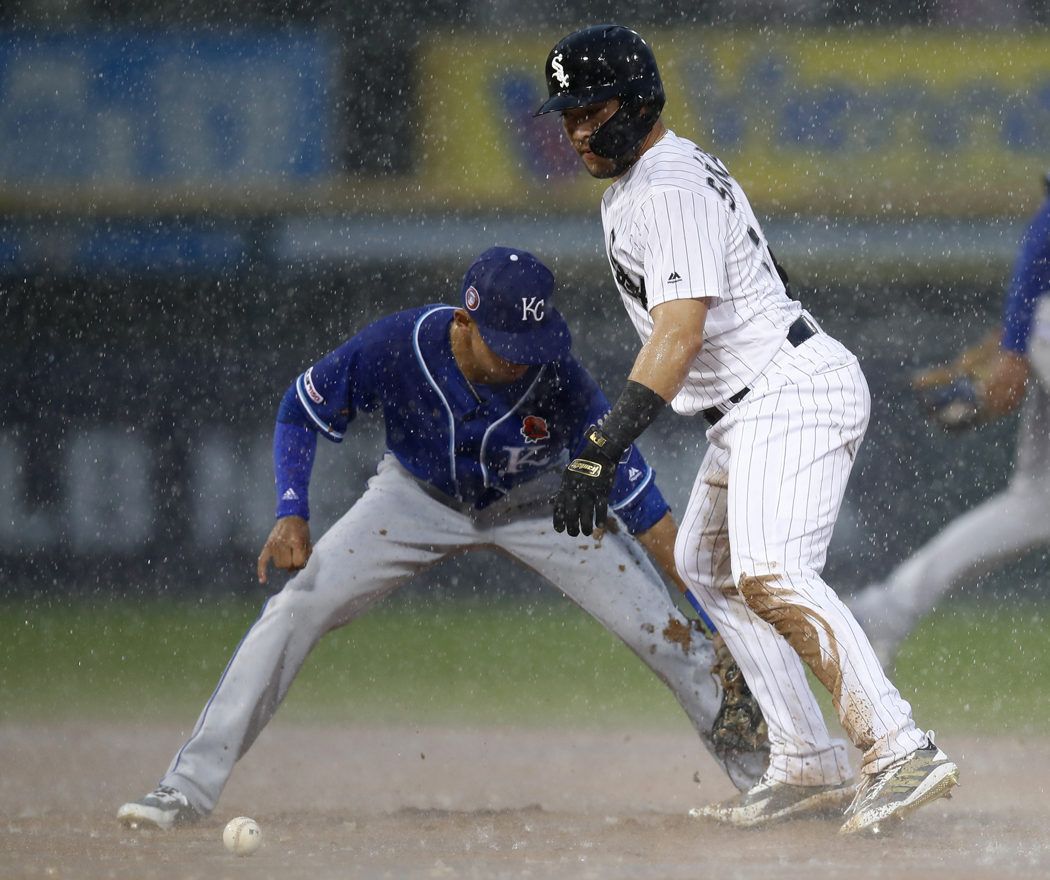 Royals, White Sox game suspended in 5th for rain, tied at 1