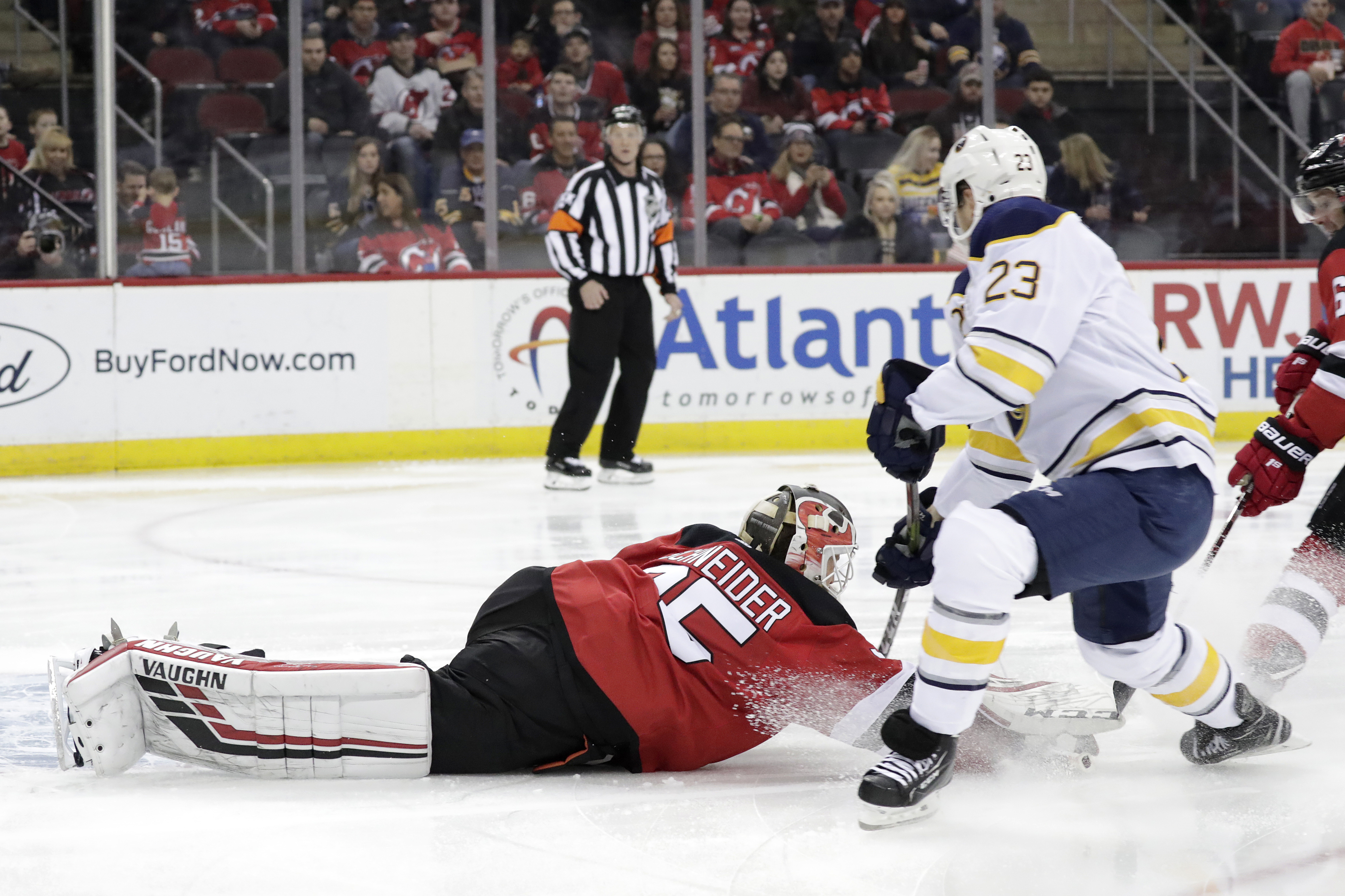 Schneider makes 34 saves, wins again as Devils beat Sabres