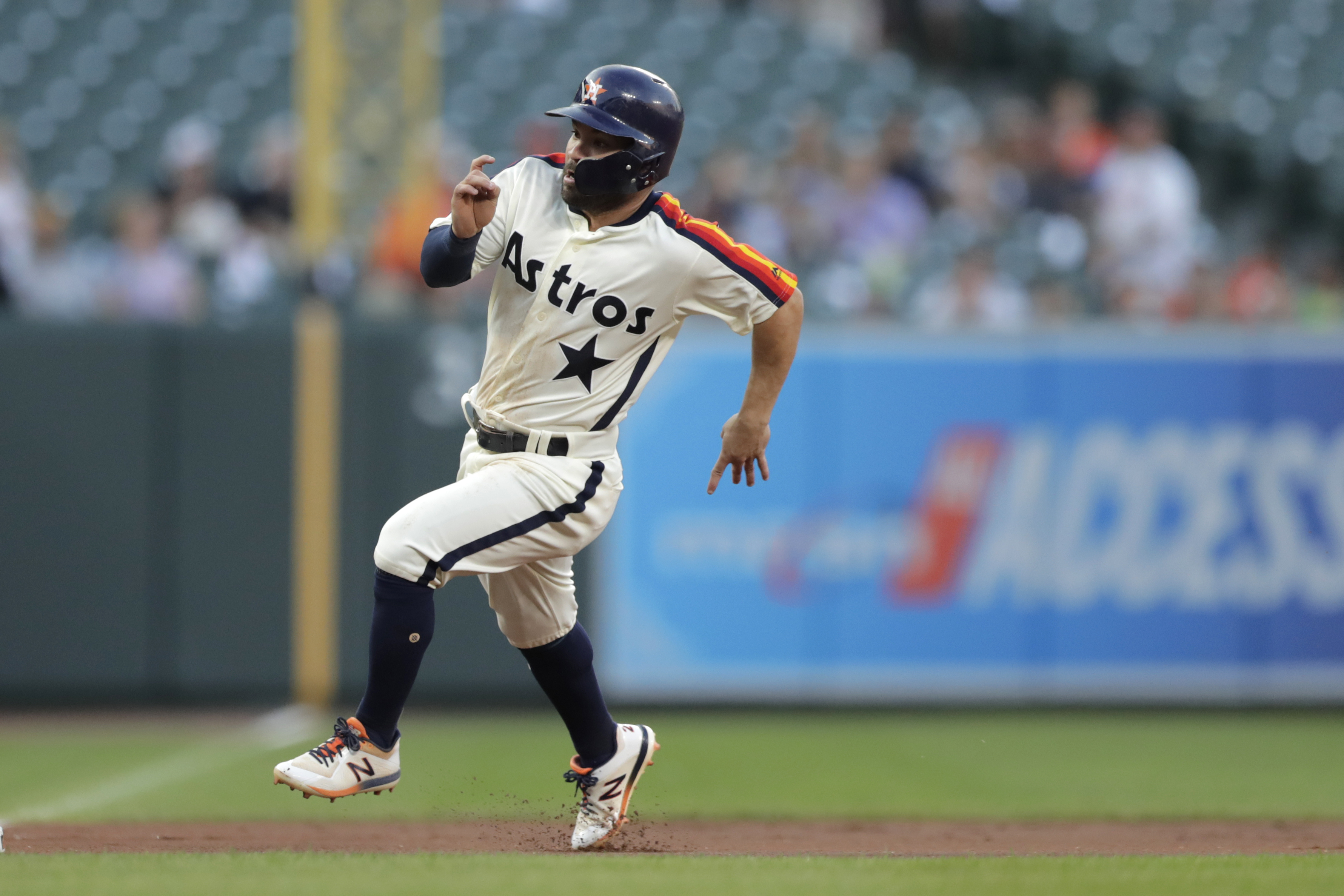 Miley helps Astros beat Orioles 3-2 for 7th straight victory