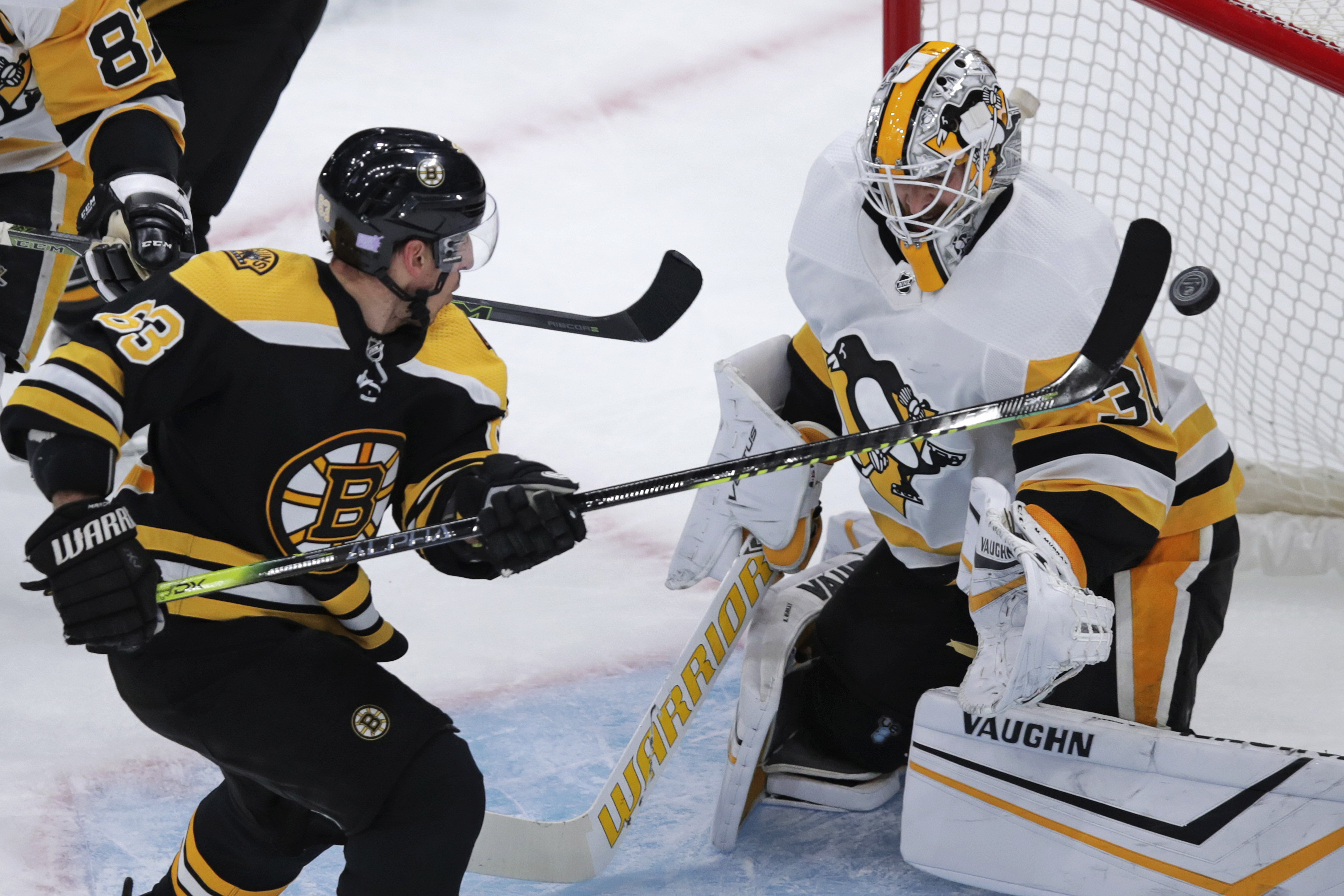 Brad Marchand scores twice, Bruins beats Penguins 6-4