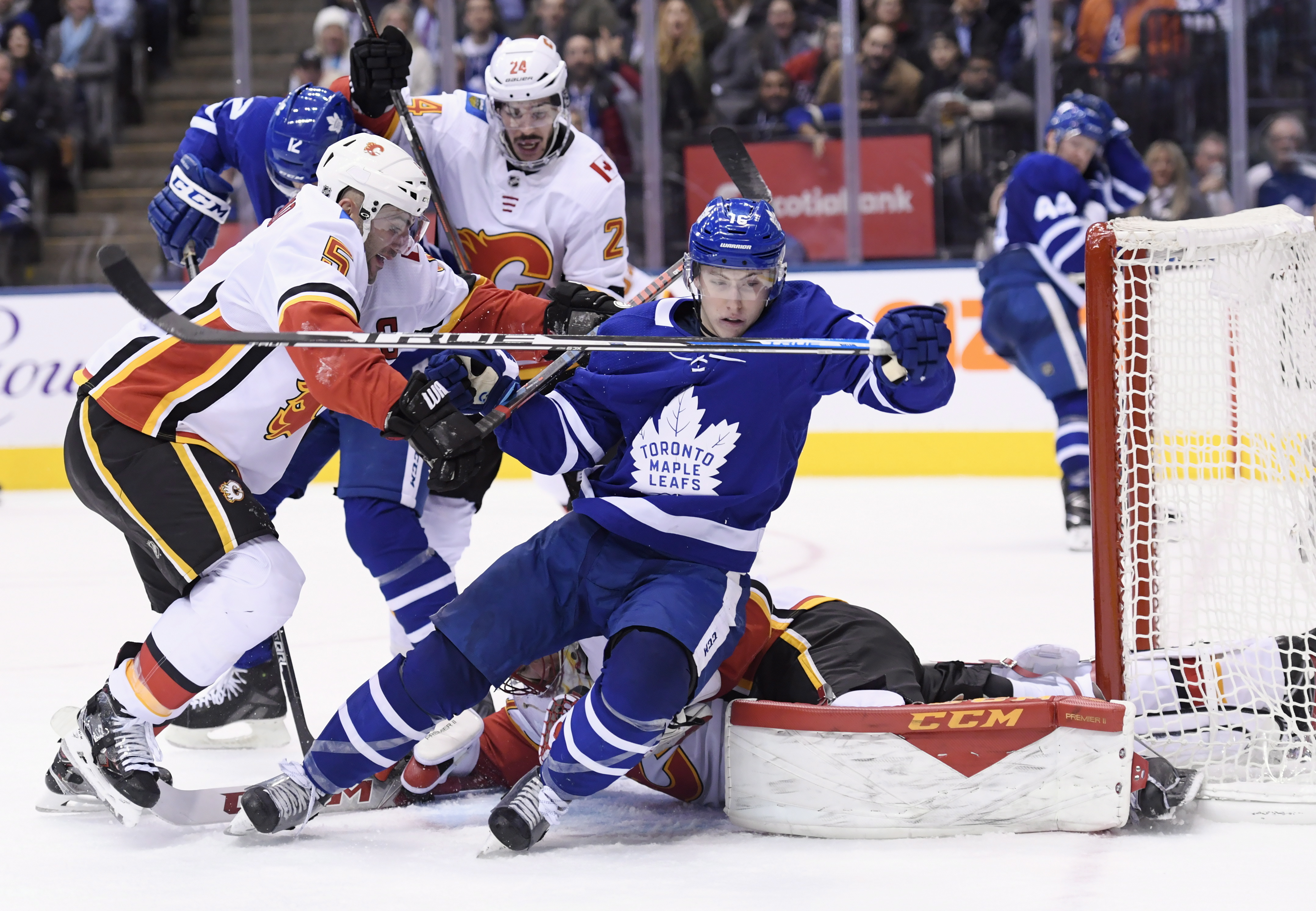 Monahan, Lindholm net 3rd-period goals, Flames top Leafs 3-1