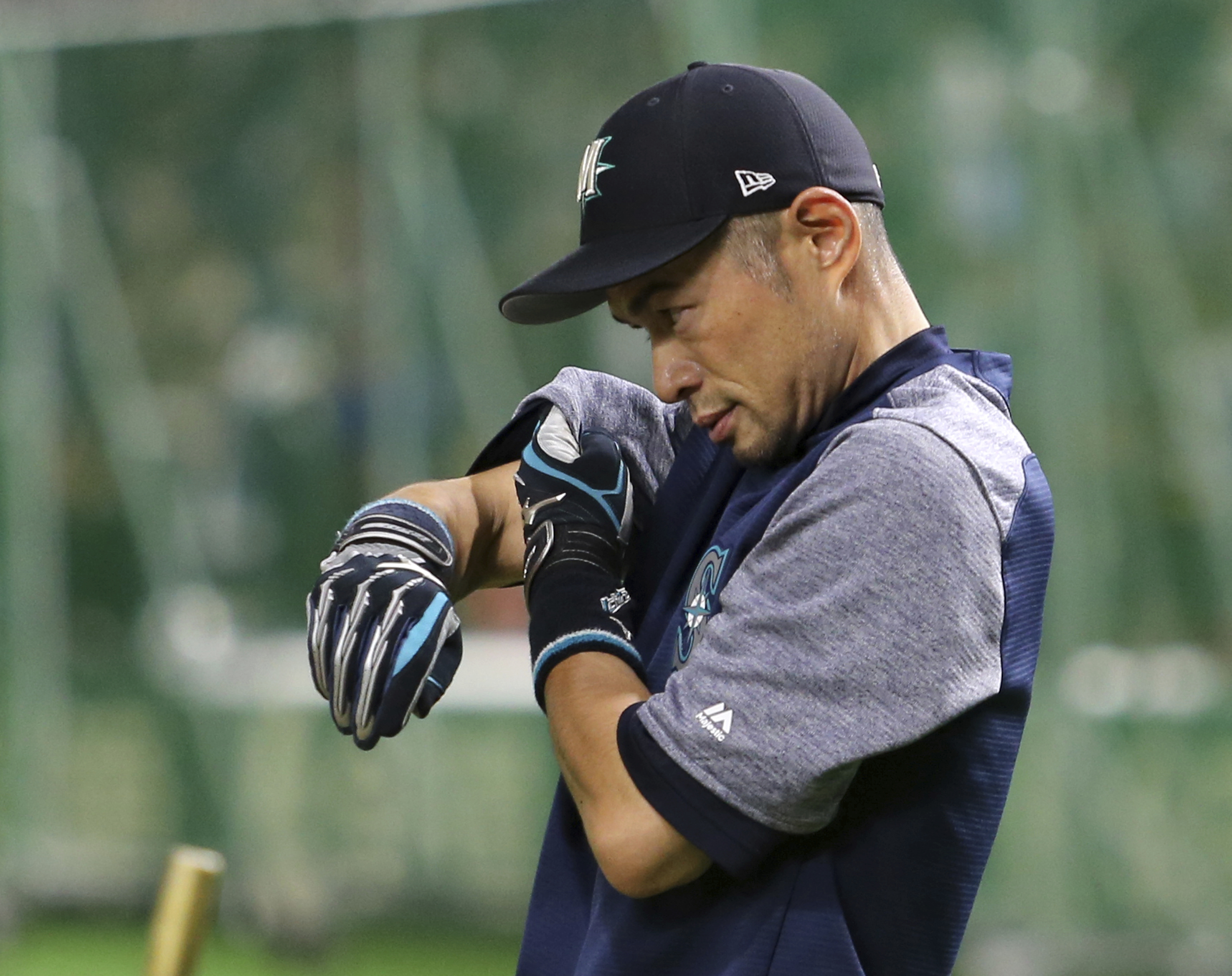 Ichiro takes with field with 45,000 voices in full support