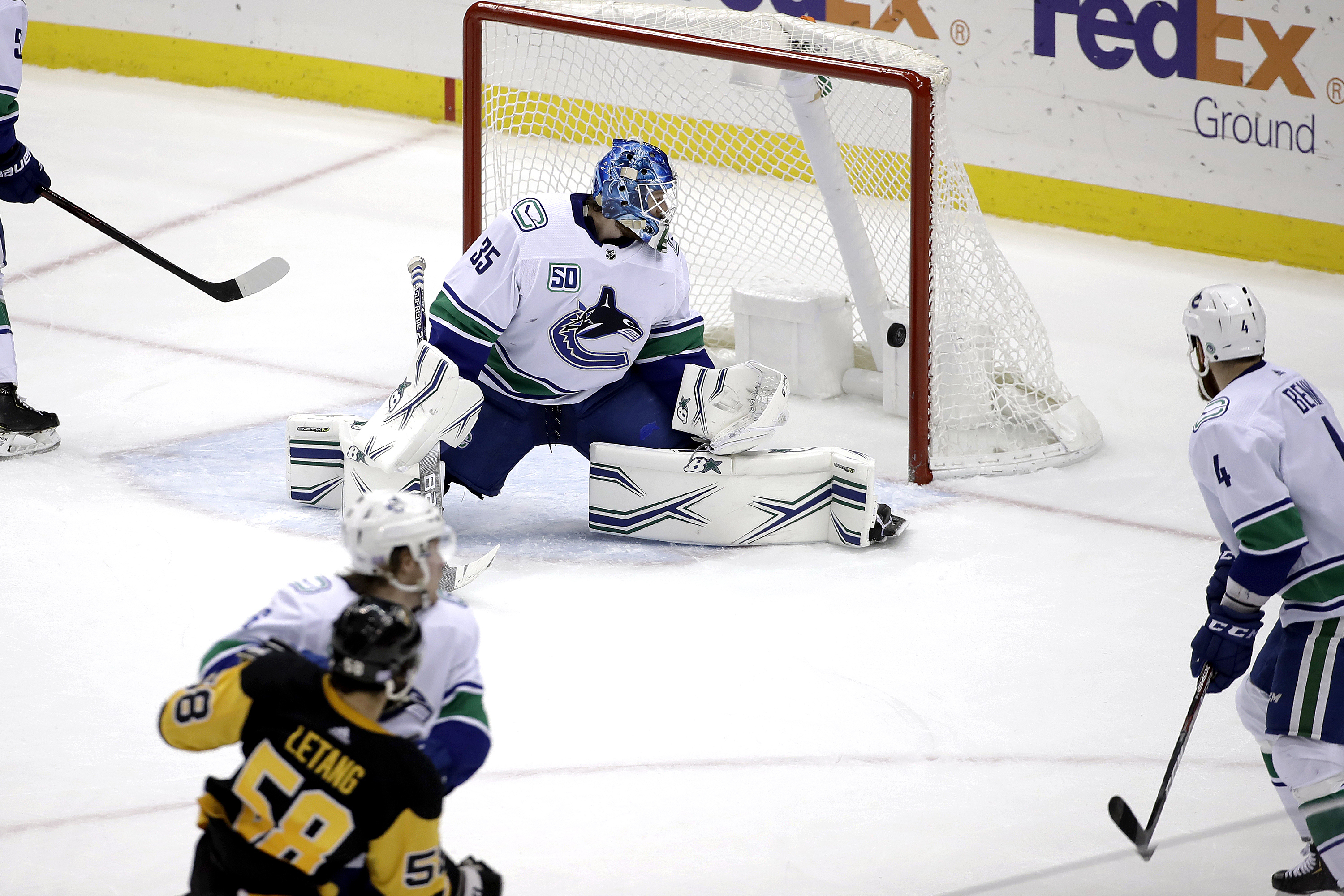 Penguins score 6 times in 3rd, rally past Canucks 8-6