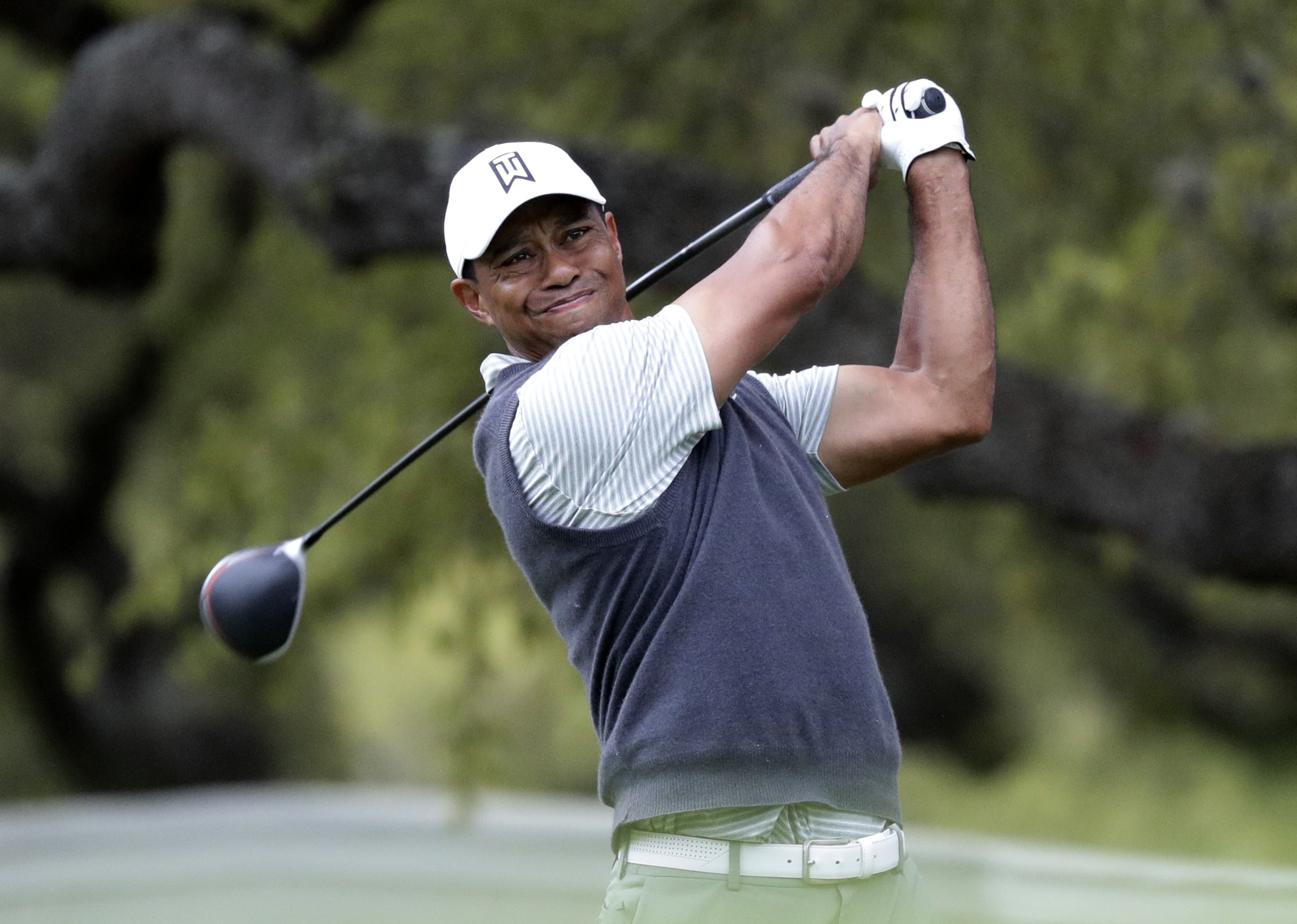 Woods advances at Match Play after McIlroy meltdown