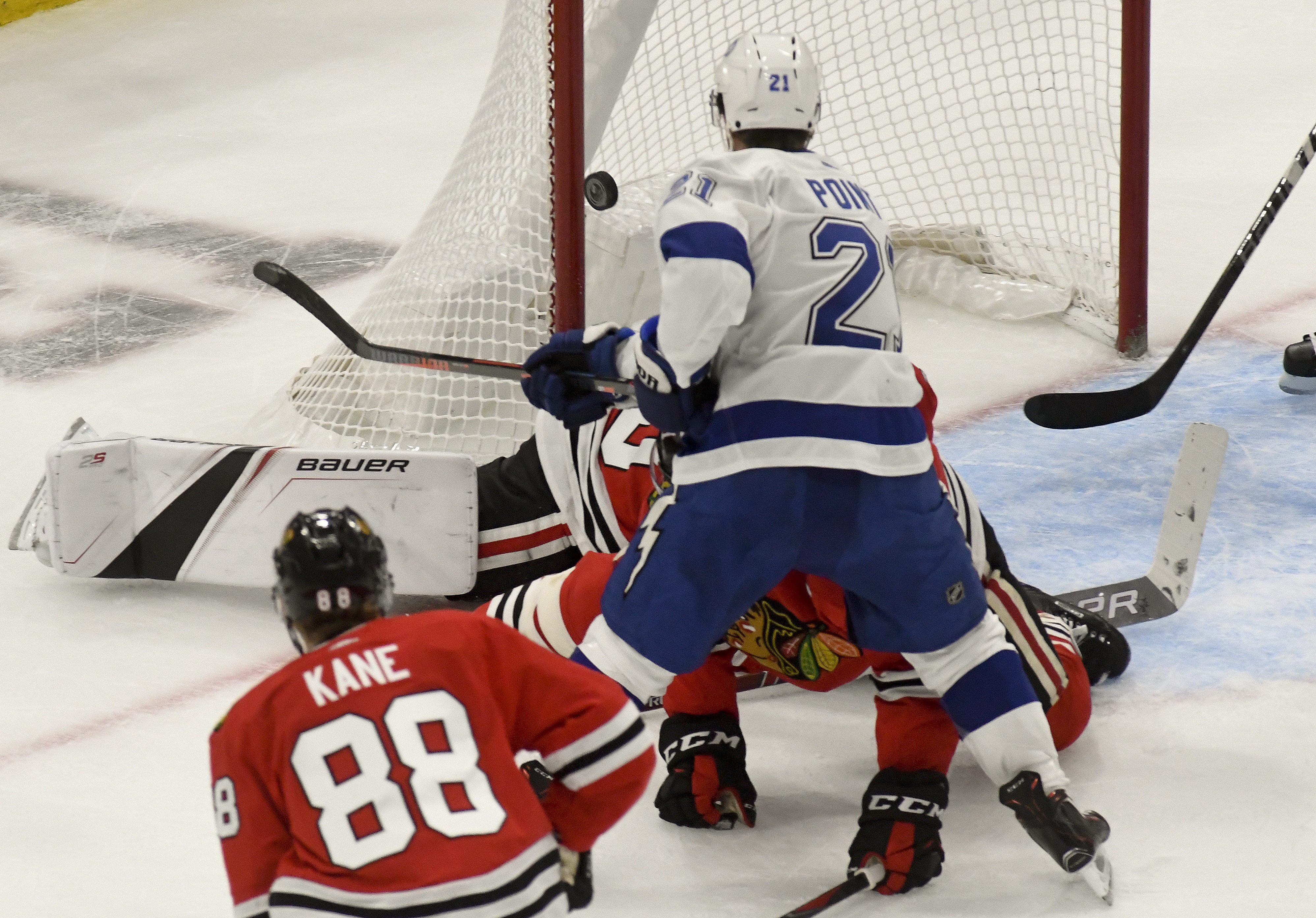 Lightning have 33-shot 2nd period, rout Blackhawks