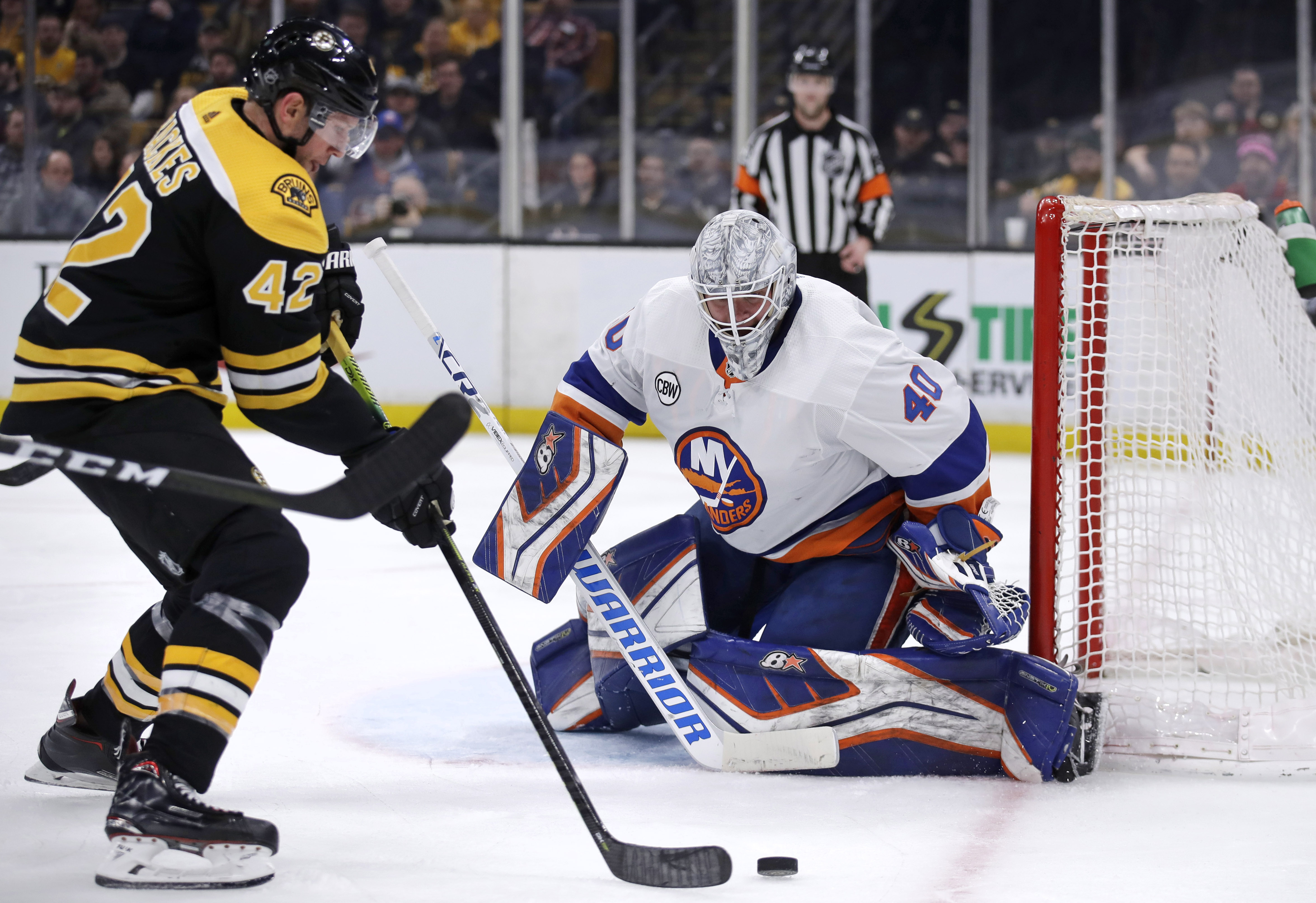 Bergeron scores 2 in 1,000th game, Bruins beat Islanders 3-1