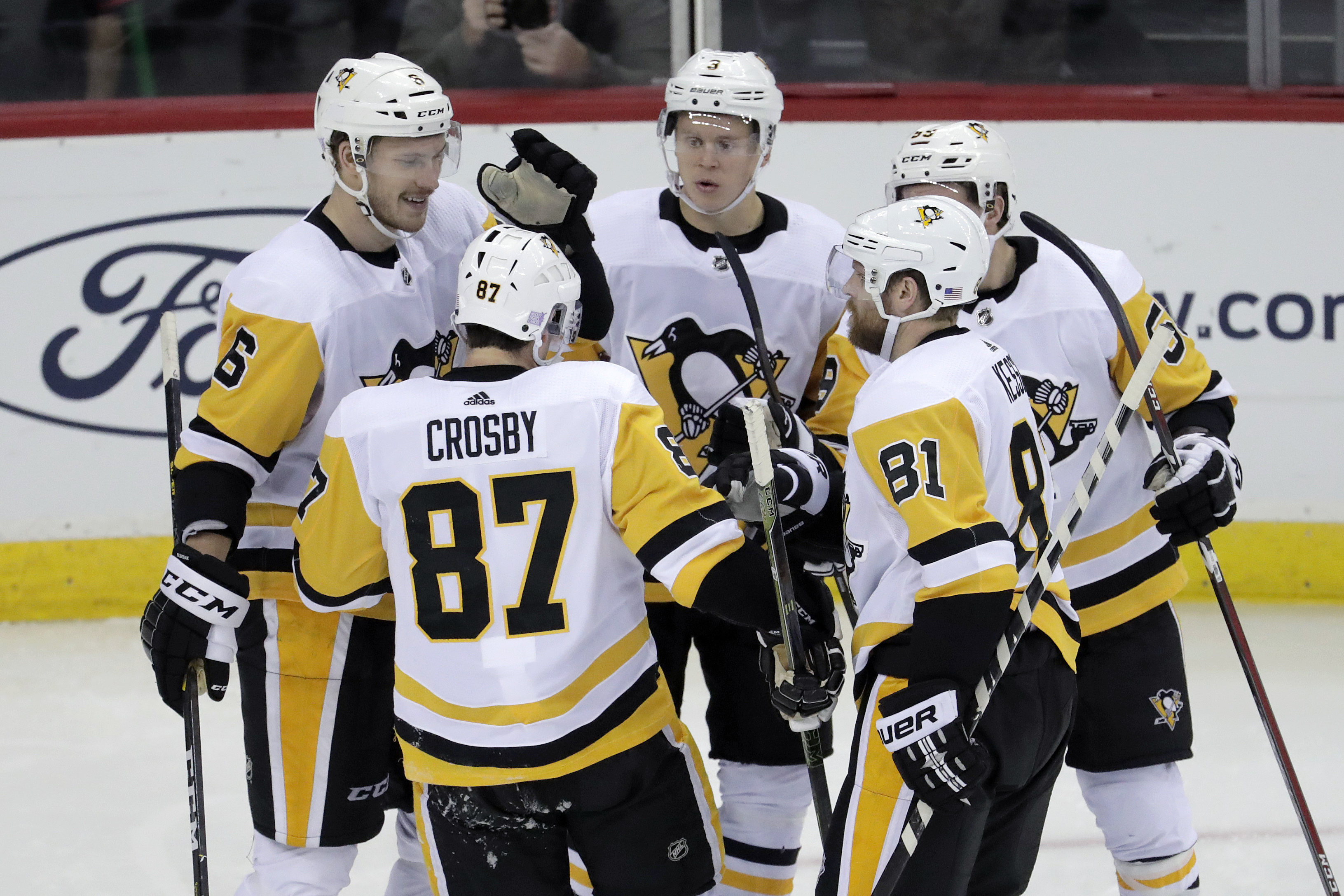 Penguins send Hagelin to Kings for Pearson