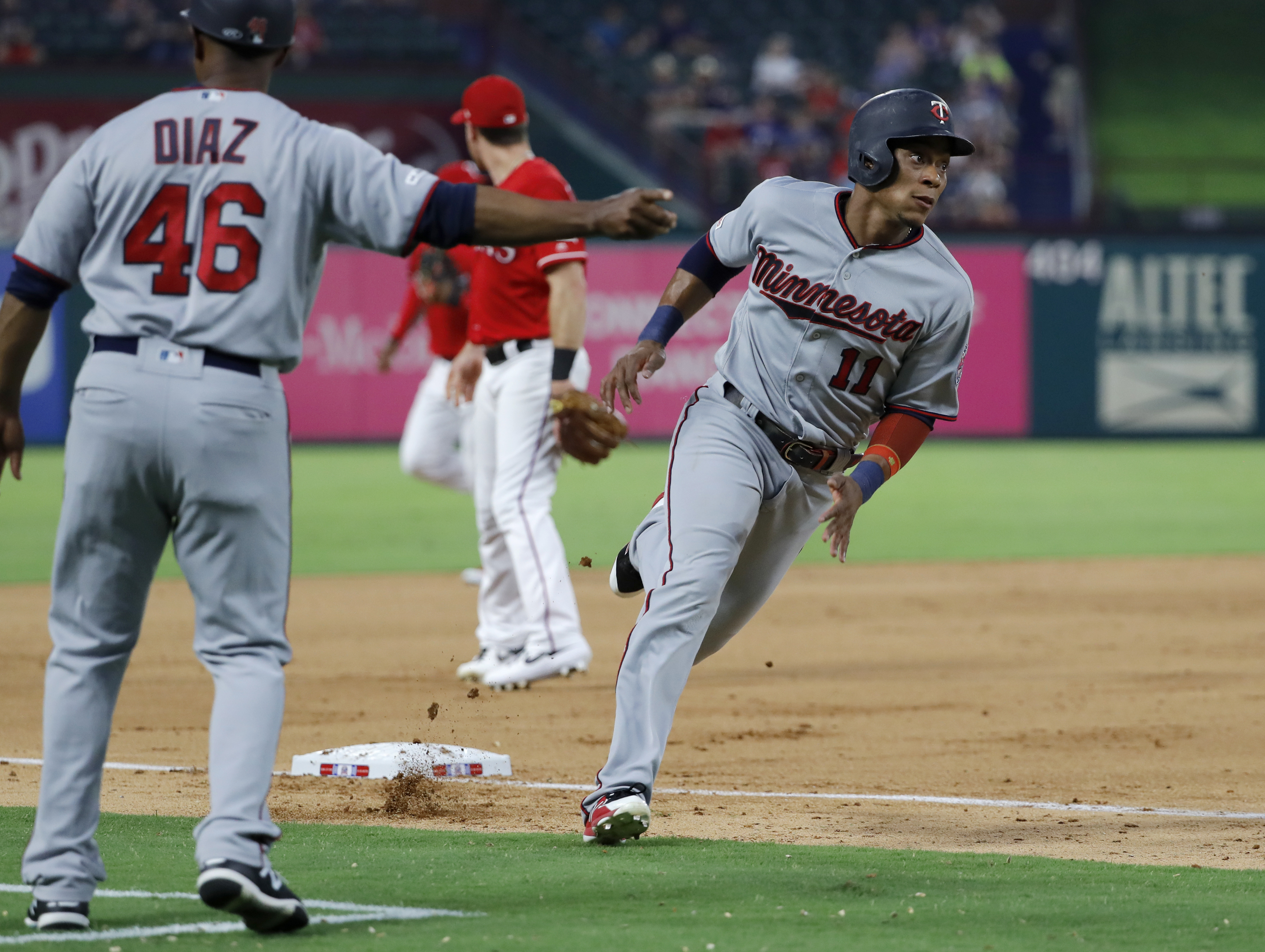 Twins slug 3 HRs in 13-6 win at Texas, keep AL Central lead