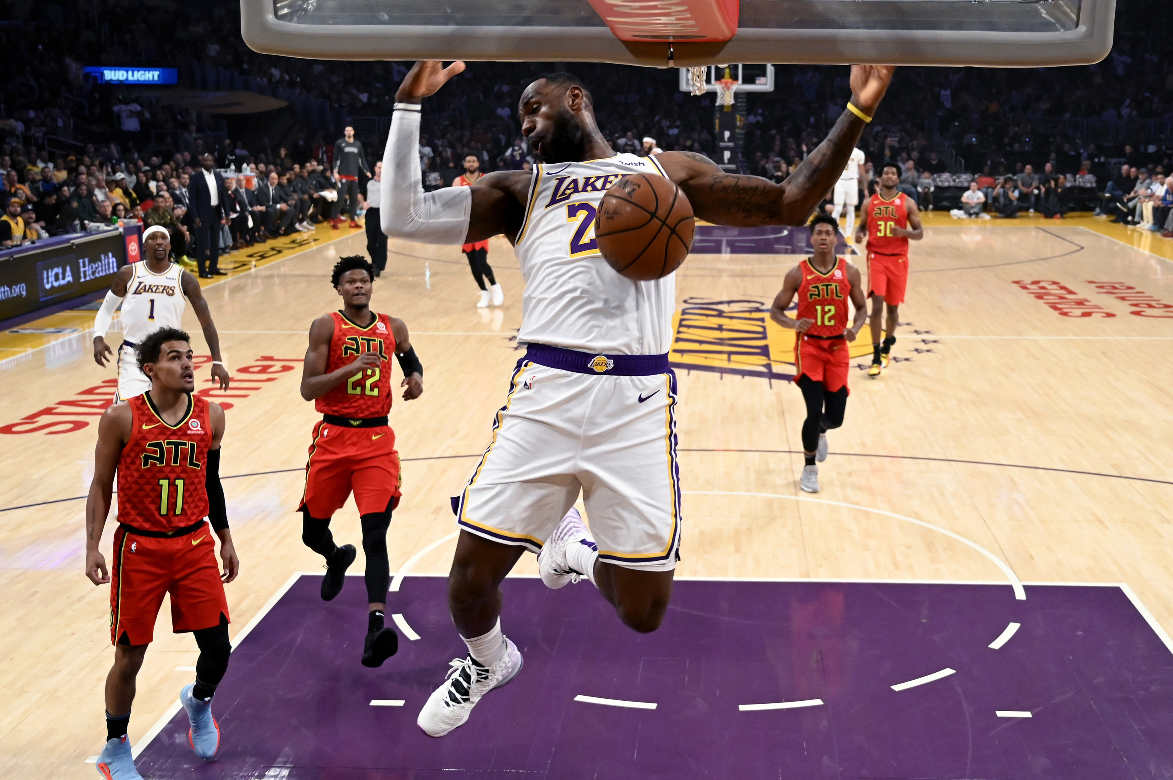 James, Lakers start fast in racing past Hawks 122-101