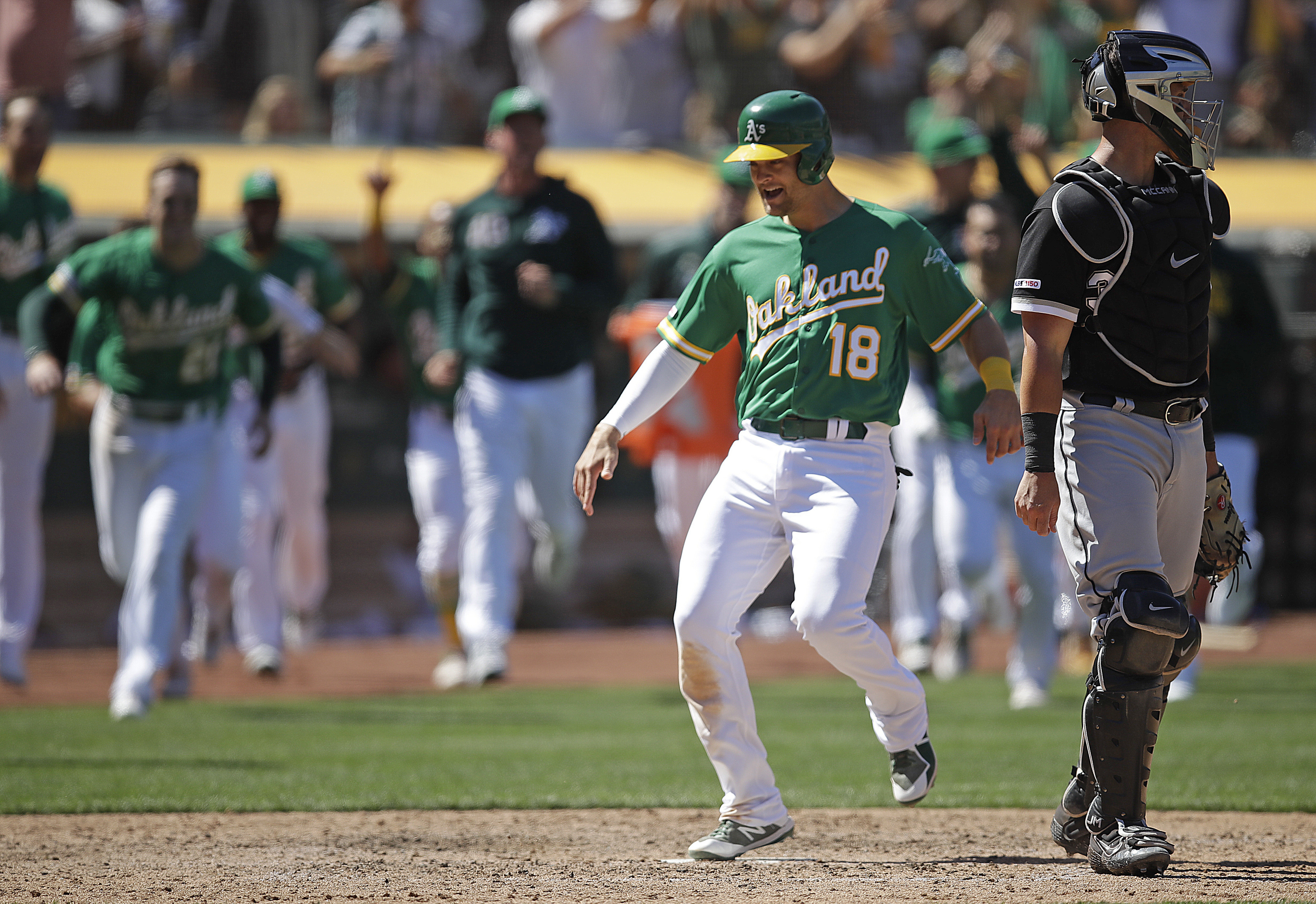 A's turn 9th-inning throwing error into 3-2 win over Chisox