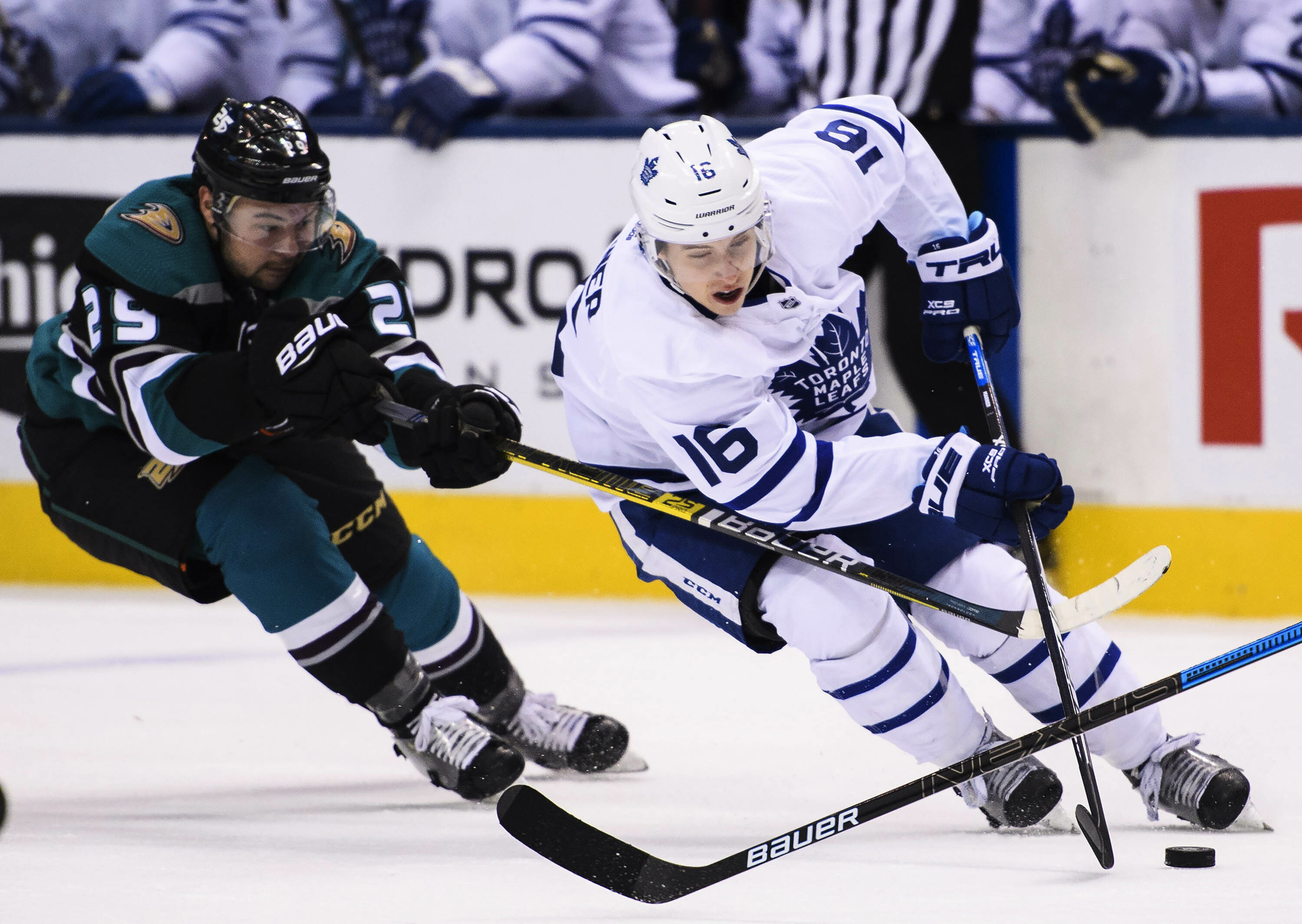 Johnsson leads Maple Leafs to 6-1 win over struggling Ducks
