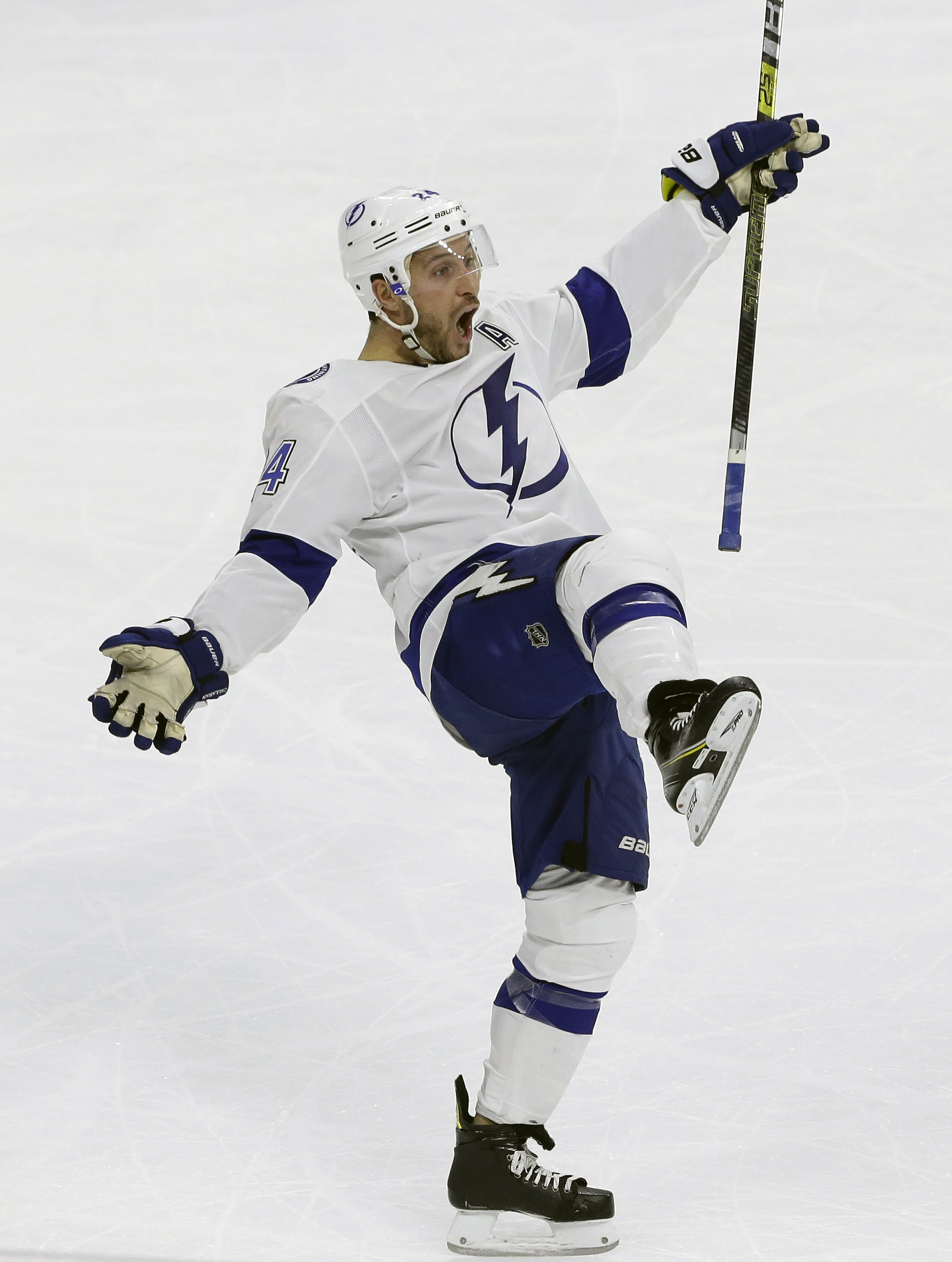 Lightning beat Hurricanes 6-3 for 7th straight victory