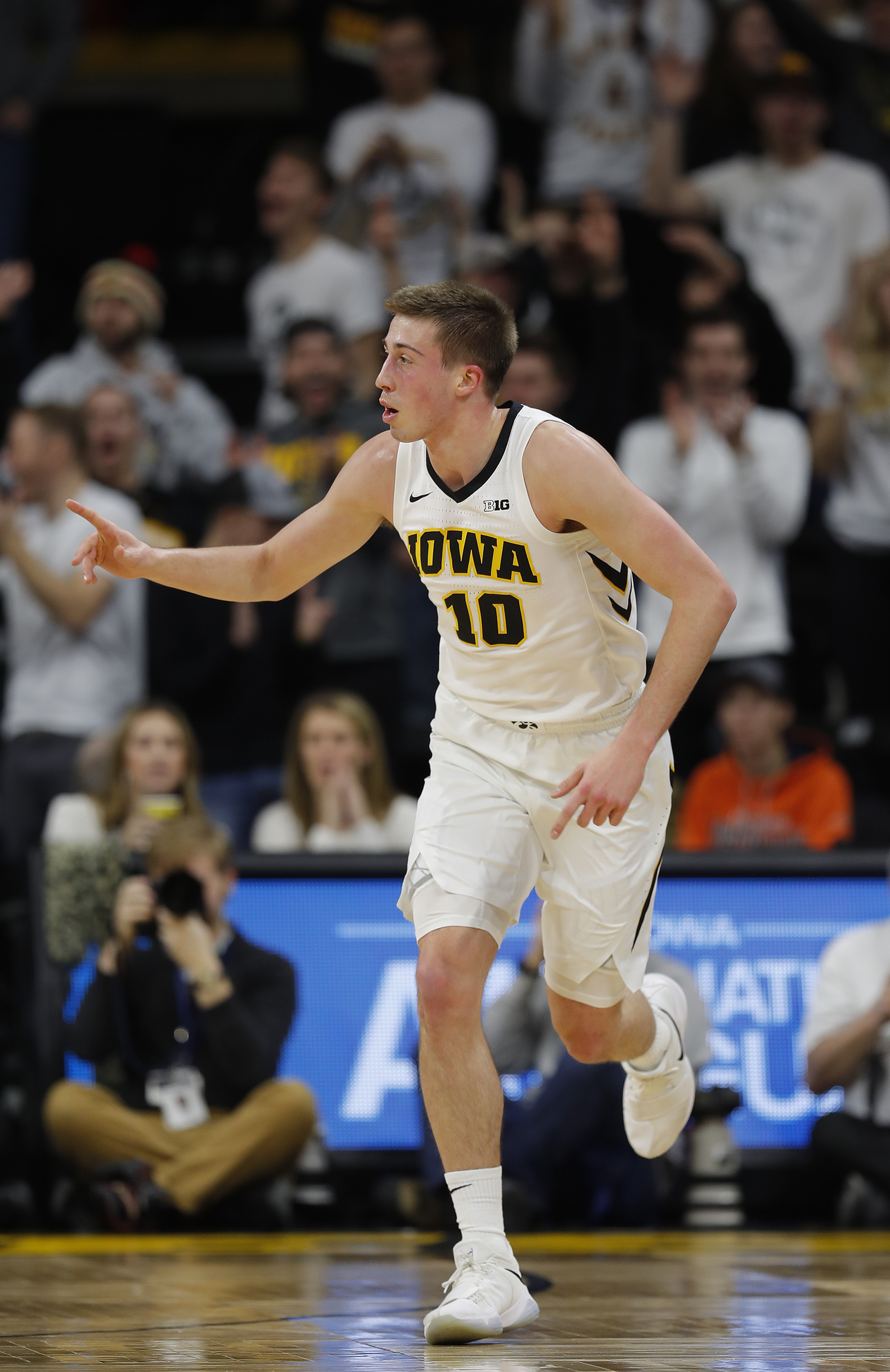 Wieskamp scores 24, No. 23 Iowa routs Illinois 95-71