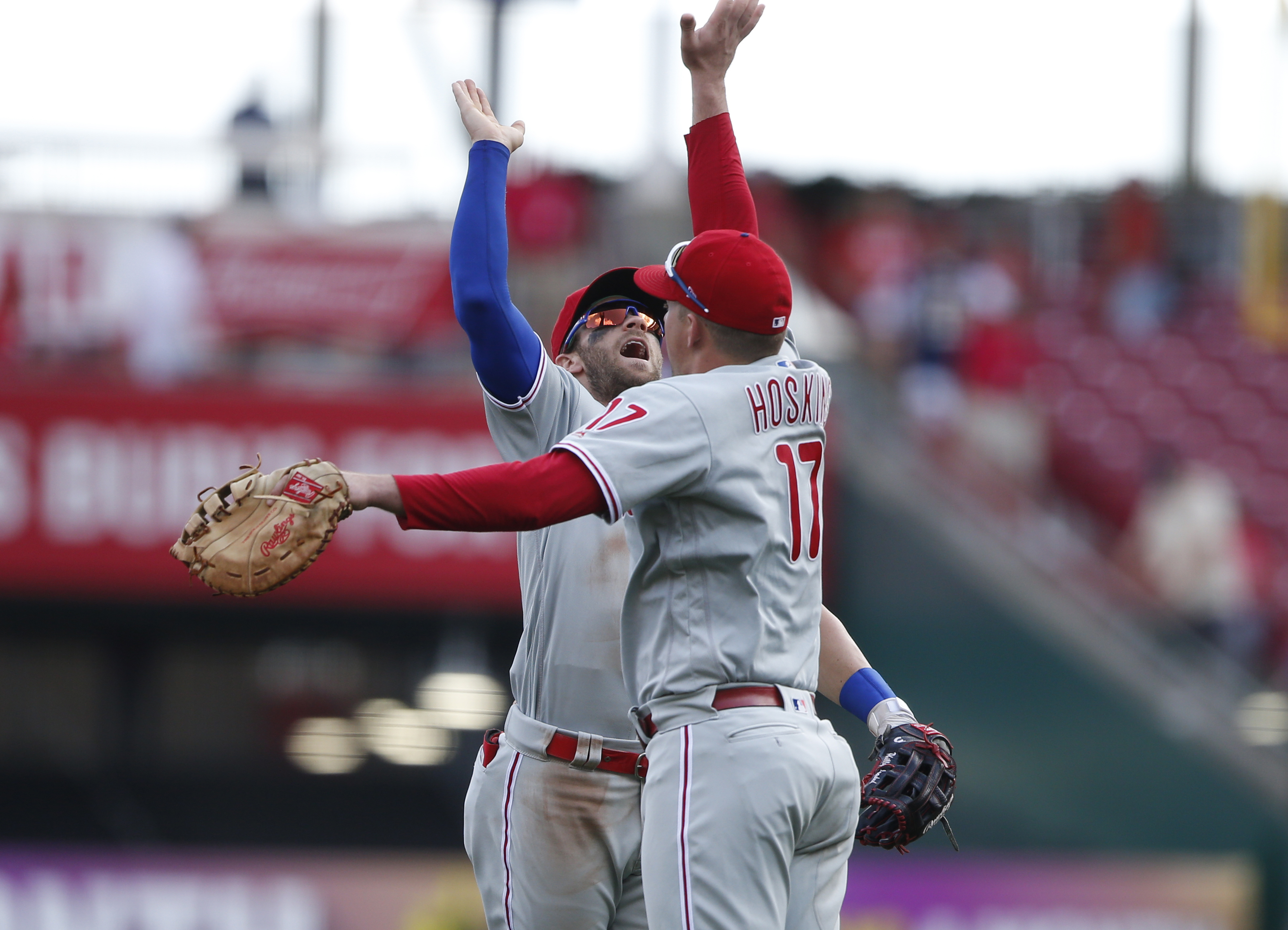 Hoskins powers Phillies past Aquino, Reds 7-1