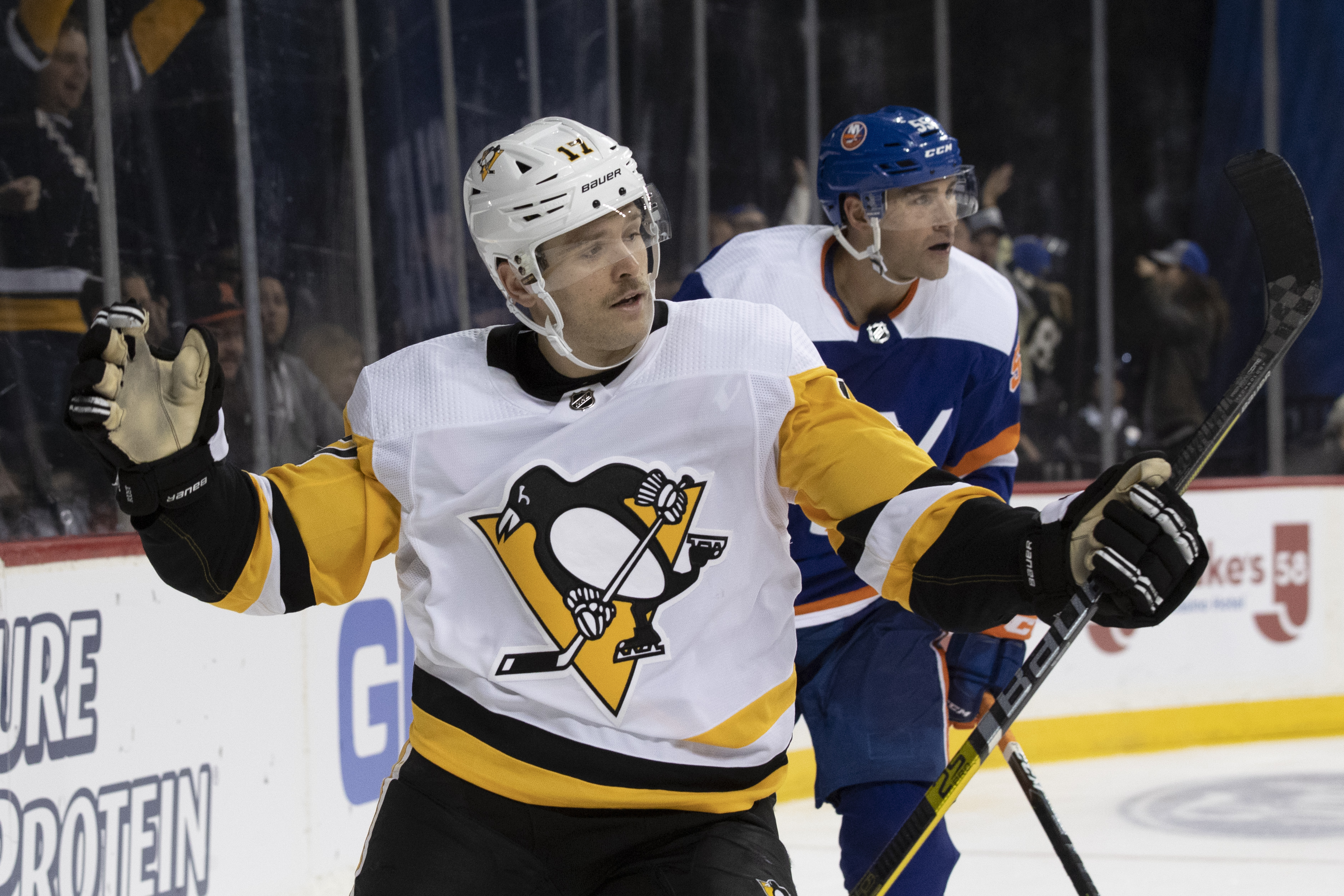 Penguins rally to end Islanders' 10-game winning streak