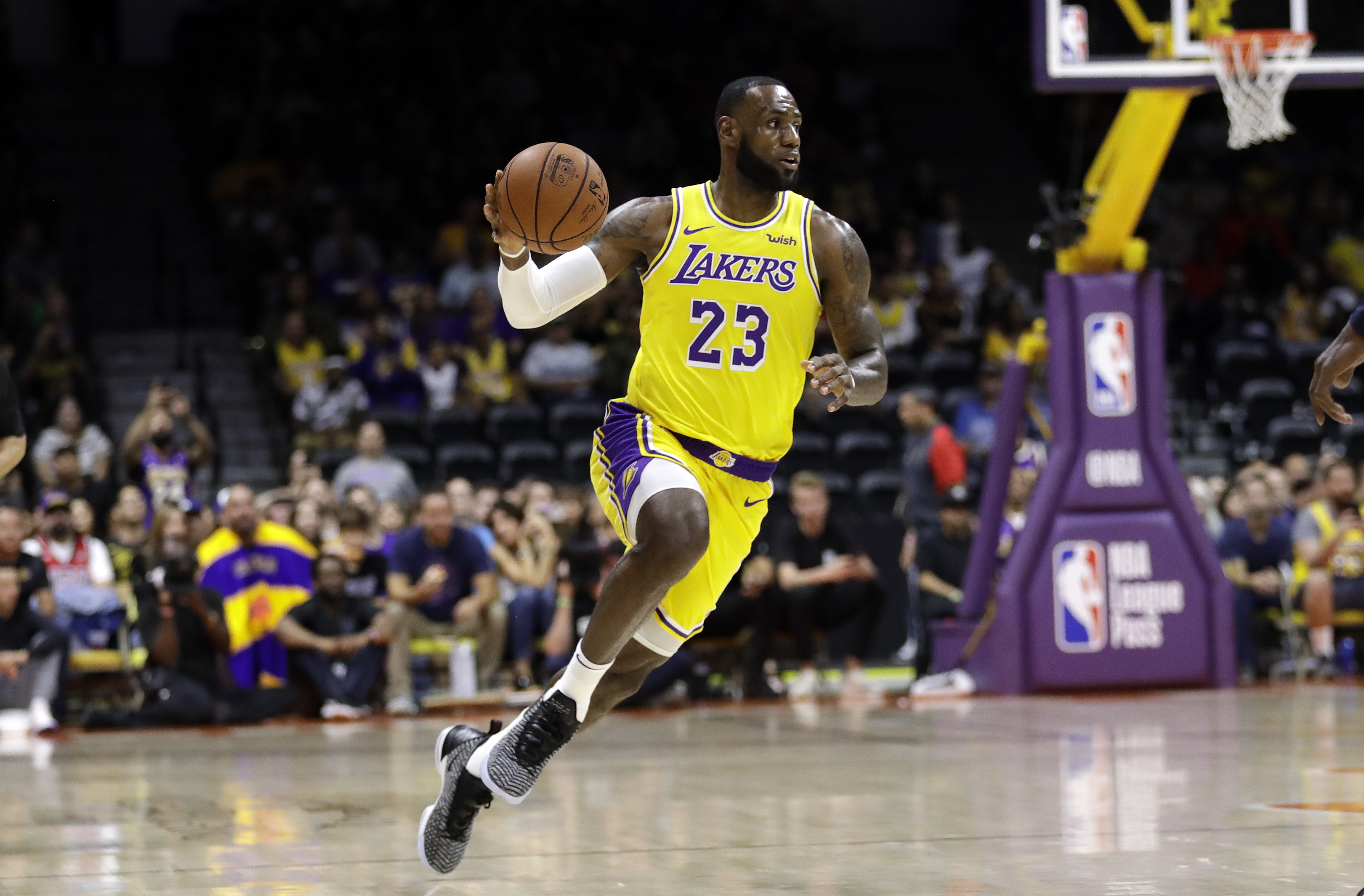 James captivates crowd in his Los Angeles Lakers debut