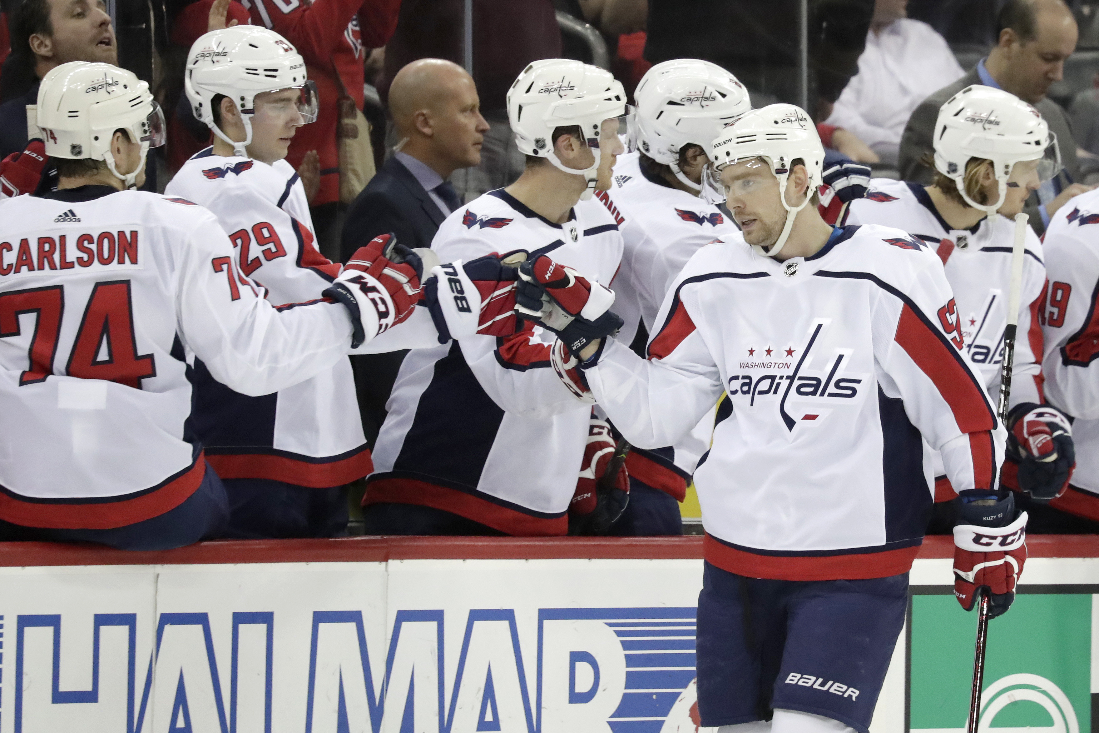 Connolly leads Caps into 1st place with 4-1 win over Devils