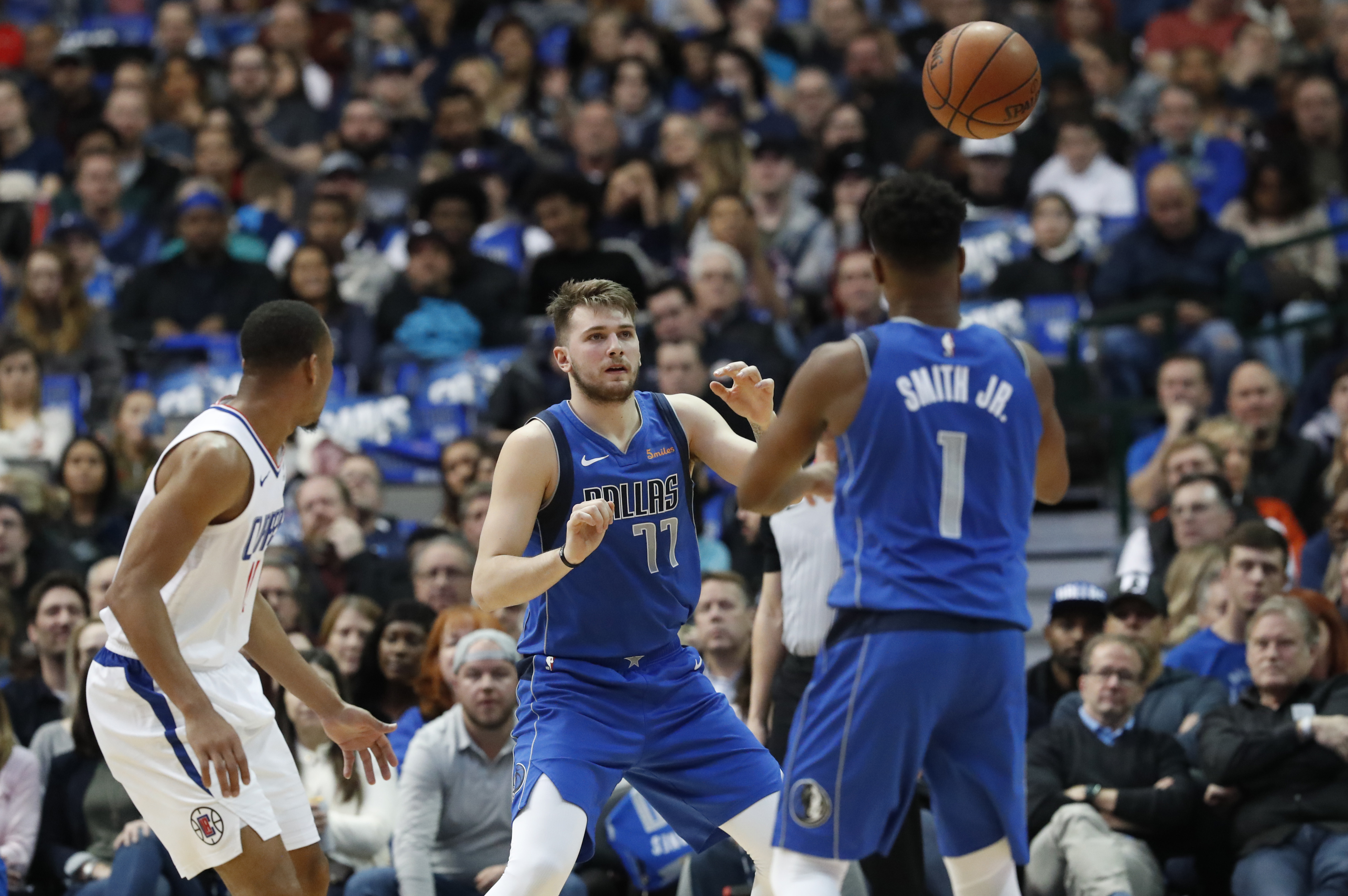 Smith returns as starter, Mavericks hold off Clippers 106-98