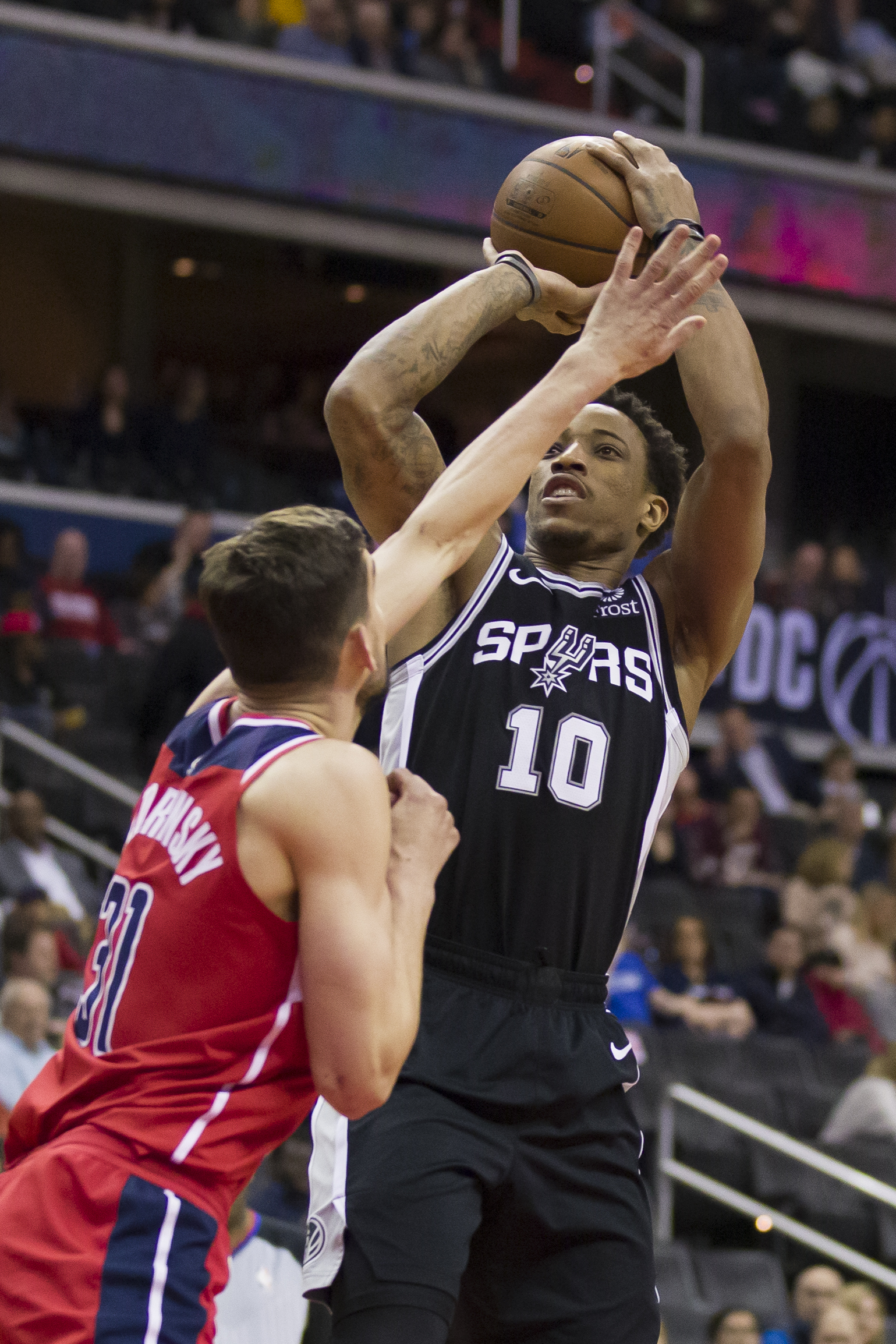 Spurs get double-figure scoring from 8, beat Wizards 129-112
